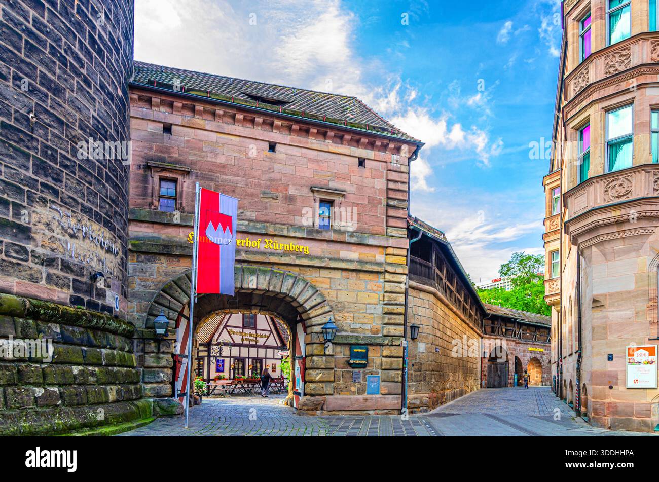 Nürnberg, Deutschland, 14. Juli 2024: Altstadt Nürnberger Altstadt, Eingangstor zum Handwerkerhof mittelalterlicher Ort Handwerkerhof Nu Stockfoto