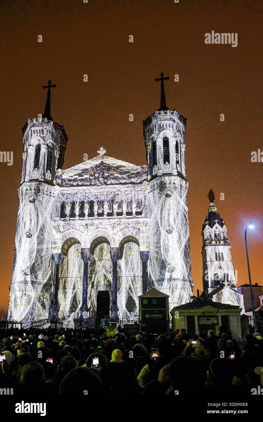 Ton- und Lichtshow in der Region der Lichter in der Basilika Notre Dame de Fourvière, eine Show der Region Auvergne-Rhône-Alpes. Stockfoto