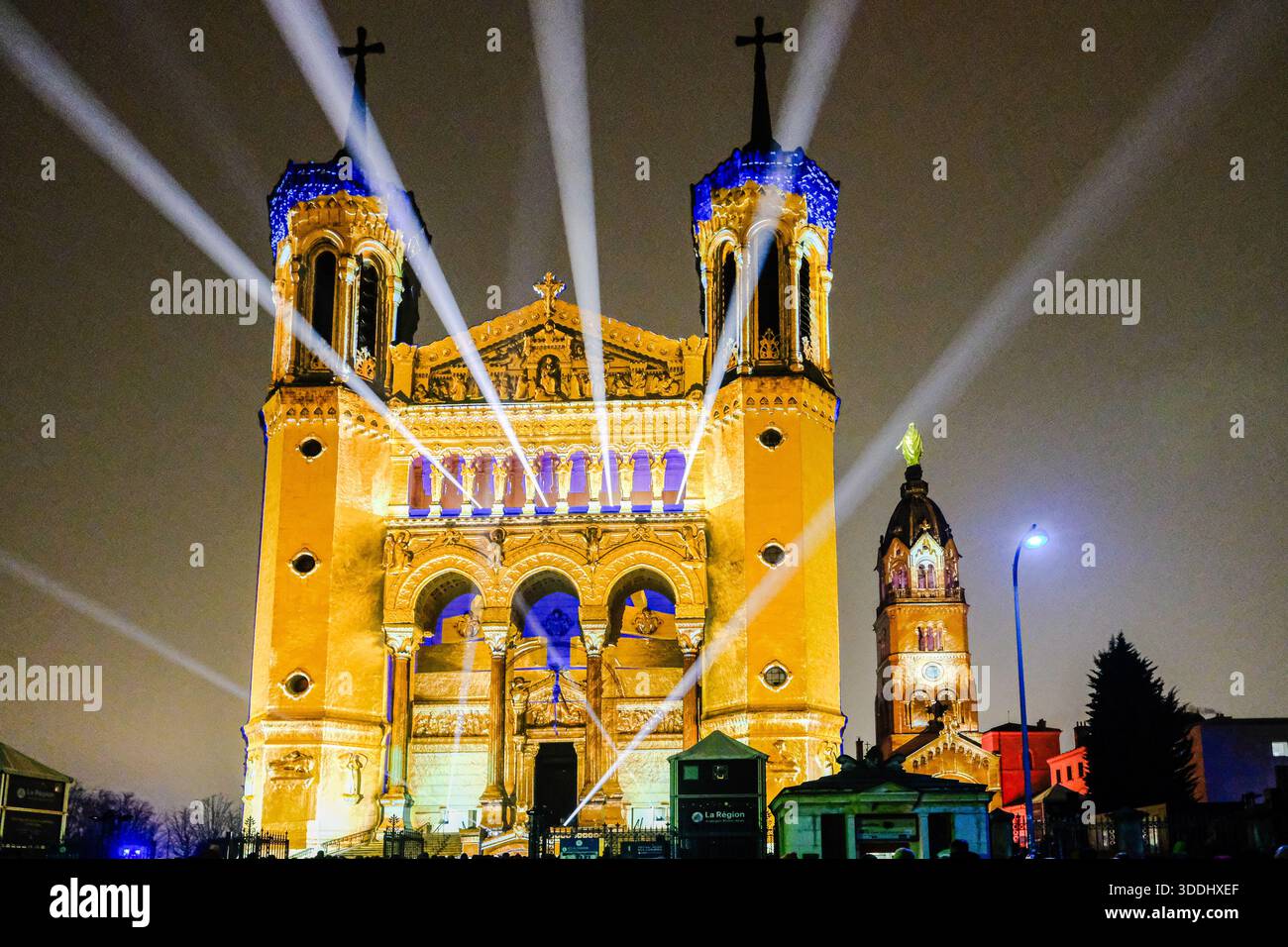Ton- und Lichtshow in der Region der Lichter in der Basilika Notre Dame de Fourvière, eine Show der Region Auvergne-Rhône-Alpes. Stockfoto