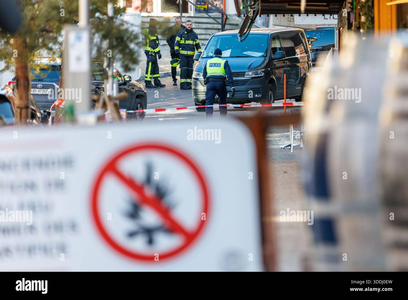 Ein explosives Feuer brach gegen 01:30 Uhr in den Nachtclub Le Constellation in der Crans-Sektion von Crans-Montana im Wallis in der Schweiz ein, tötete mehrere Dutzend (Zahlen noch nicht bestätigt) und verletzte mehr als hundert Menschen, die im Nachtclub im beliebten Schweizer Skigebiet Silvester feierten. Stockfoto
