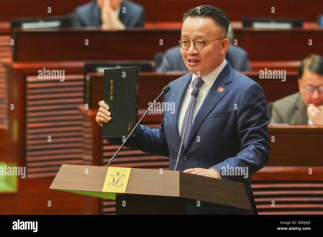 Nick Chan Hiu-fung (Front), designiertes Mitglied des 8. Legislativrates, legte am 1. Januar 2026 in Hongkong einen Eid ab. (Foto von Zulu Lo/TMHK über Nexpher Images) Stockfoto