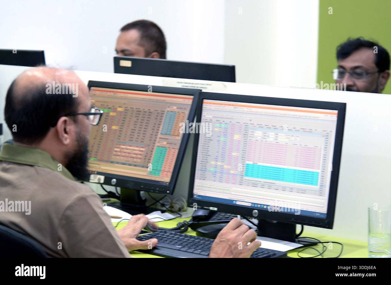 Broker sind am Donnerstag, den 1. Januar 2026, an der Pakistan Stock Exchange (PSX) in Karachi tätig. Der Aktienmarkt stieg am Donnerstag, eröffnete 2026 fest und überschritt zum ersten Mal überhaupt die 176.000-Marke, nachdem die monatlichen Aussichten des Finanzministeriums, die neuen Mittelzuweisungen für das neue Jahr und die anhaltende Privatisierungsdynamik die Risikobereitschaft verbessert hatten. Der Benchmark KSE-100 Index der Pakistan Stock Exchange (PSX) hat sich auf 176.355,49 Punkte erhöht, 2.301,17 Punkte oder 1,32% von 174.054,32. Stockfoto