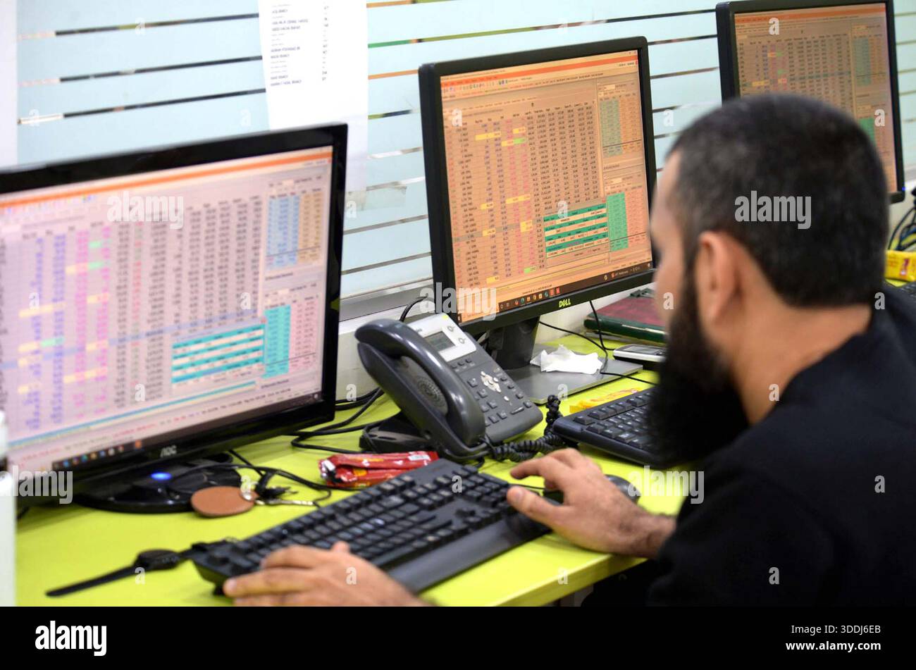 Broker sind am Donnerstag, den 1. Januar 2026, an der Pakistan Stock Exchange (PSX) in Karachi tätig. Der Aktienmarkt stieg am Donnerstag, eröffnete 2026 fest und überschritt zum ersten Mal überhaupt die 176.000-Marke, nachdem die monatlichen Aussichten des Finanzministeriums, die neuen Mittelzuweisungen für das neue Jahr und die anhaltende Privatisierungsdynamik die Risikobereitschaft verbessert hatten. Der Benchmark KSE-100 Index der Pakistan Stock Exchange (PSX) hat sich auf 176.355,49 Punkte erhöht, 2.301,17 Punkte oder 1,32% von 174.054,32. Stockfoto