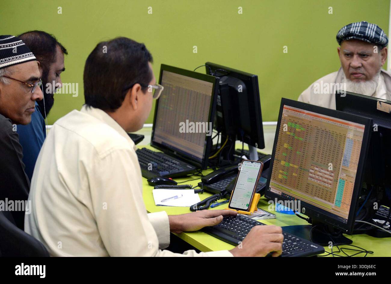 Broker sind am Donnerstag, den 1. Januar 2026, an der Pakistan Stock Exchange (PSX) in Karachi tätig. Der Aktienmarkt stieg am Donnerstag, eröffnete 2026 fest und überschritt zum ersten Mal überhaupt die 176.000-Marke, nachdem die monatlichen Aussichten des Finanzministeriums, die neuen Mittelzuweisungen für das neue Jahr und die anhaltende Privatisierungsdynamik die Risikobereitschaft verbessert hatten. Der Benchmark KSE-100 Index der Pakistan Stock Exchange (PSX) hat sich auf 176.355,49 Punkte erhöht, 2.301,17 Punkte oder 1,32% von 174.054,32. Stockfoto