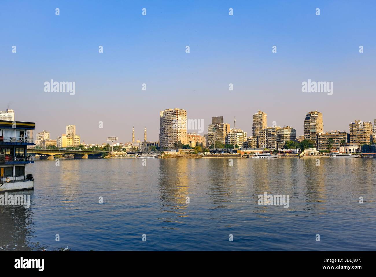 Hochhäuser der Skyline Kairos, die sich bei Sonnenuntergang im Nil spiegeln Stockfoto