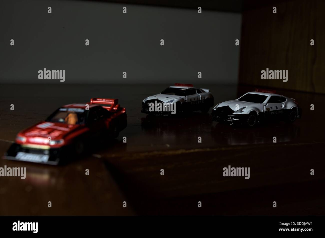 Genova, Italien - 20. NOVEMBER 2025 - Takara Tomi Replikate einer Nissan Skyline Turbo Super Silhouette in rot-schwarzer Rennlackierung, die vorgibt, Cha zu sein Stockfoto