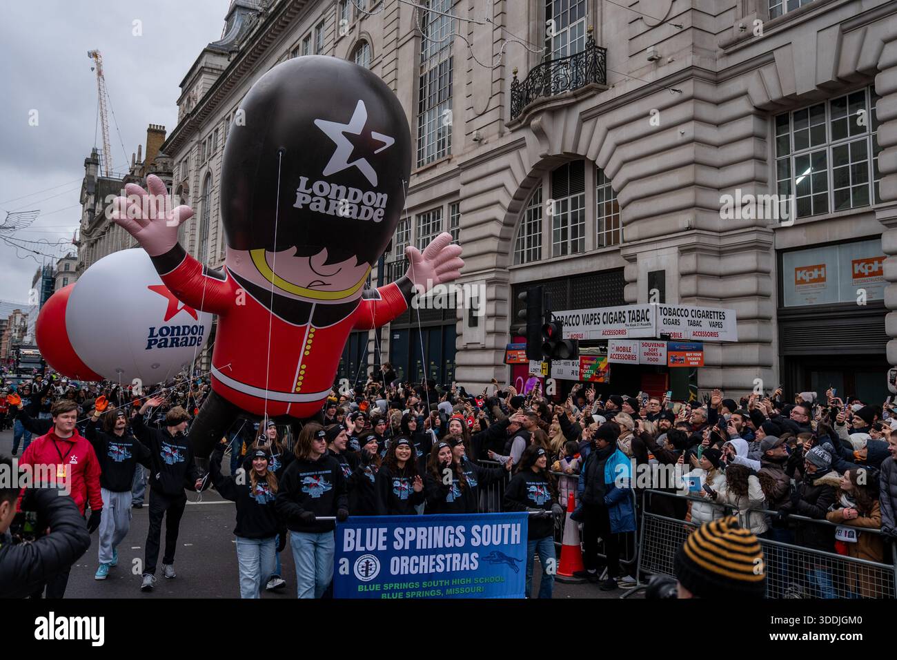 Ein großer Ballon bei der London New Years Parade 2026 am 1. Januar 2026 in London, Großbritannien. Heute ist der erste Tag des Jahres 2026 und in London findet die jährliche London Parade statt, um das neue Jahr zu feiern. (Foto von Vernon Yuen/Nexpher Images) Stockfoto