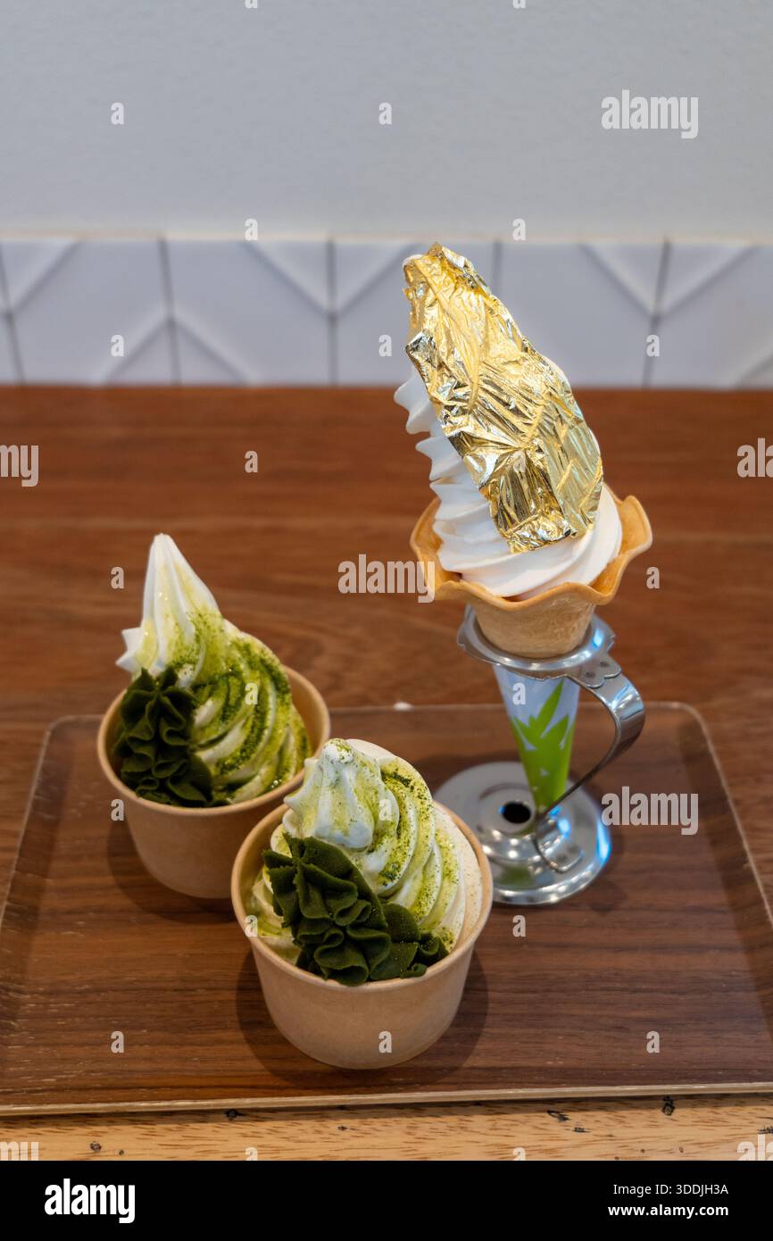 In Kanazawa serviertes japanisches Eis mit Matcha-Aromen und einem Kegel mit zartem essbarem Blattgold für einen luxuriösen Touch Stockfoto