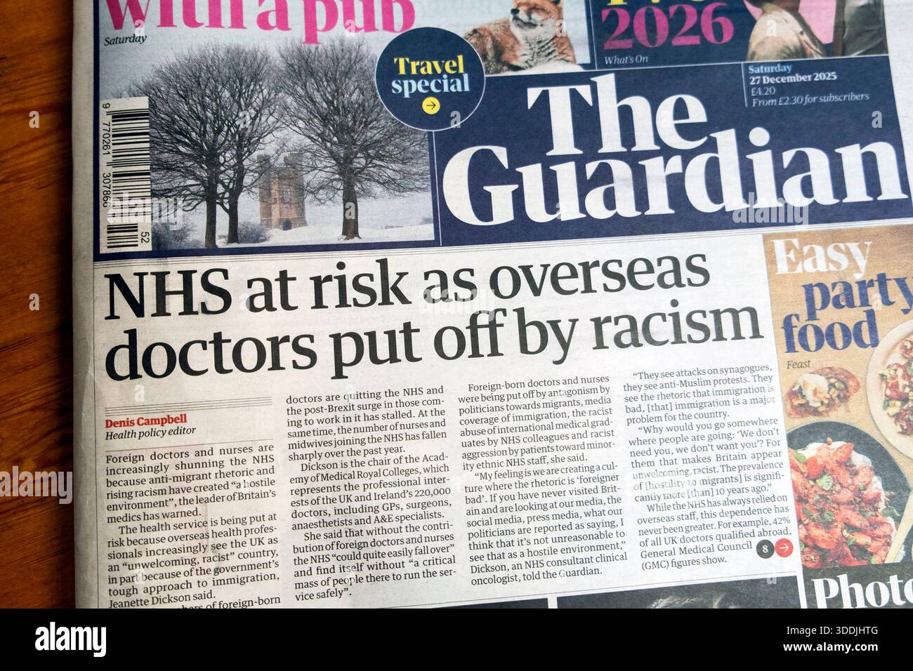 'NHS in Gefahr, da Ärzte in Übersee durch Rassismus abgeschoben werden' Guardian Zeitung Schlagzeile Titelseite Gesundheit Personal artikel 27 Dezember 2025 London England Großbritannien Stockfoto