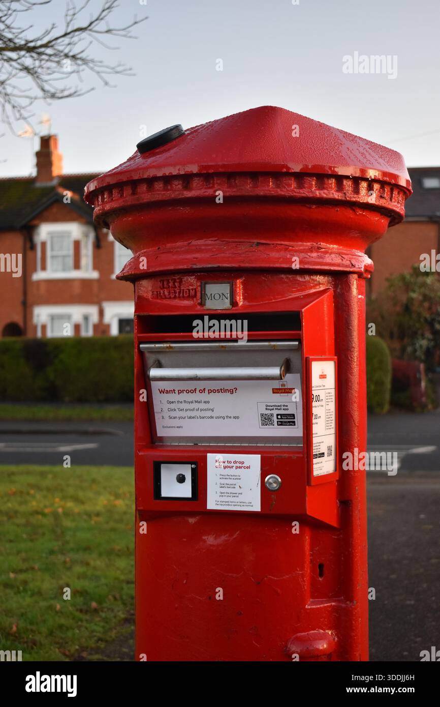 Eine tradtiionale rote Briefbox in Newport Pagnell, die umgewandelt wurde, um kleine Pakete anzunehmen und einen Postnachweis auszustellen. Stockfoto