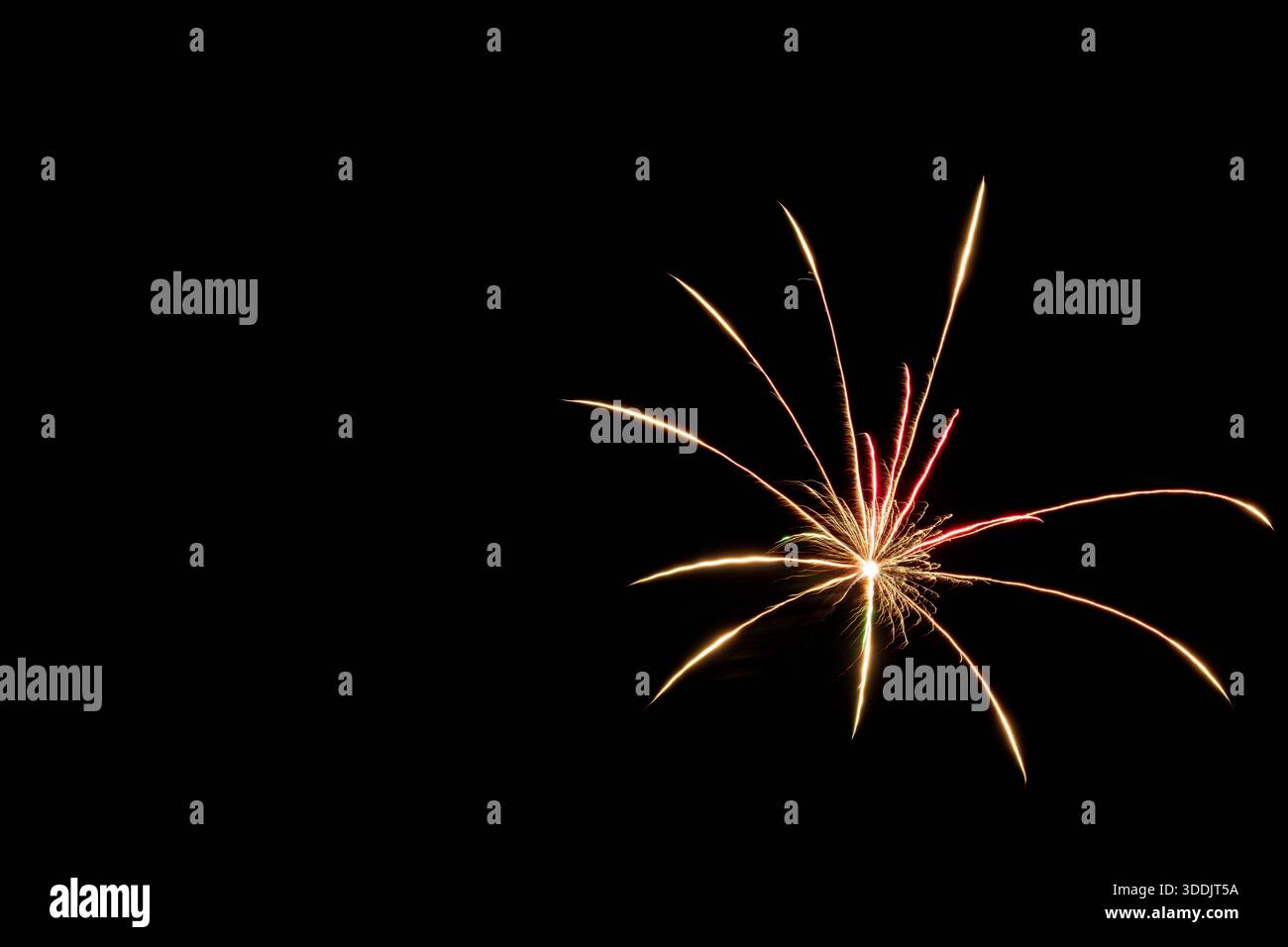 Der Himmel glitzert, farbenfrohe explosive Displays beleuchten den Abend, um gemeinsam Momente zu feiern, leuchtende Feuerwerke erfüllen den Abendhimmel mit Jo Stockfoto
