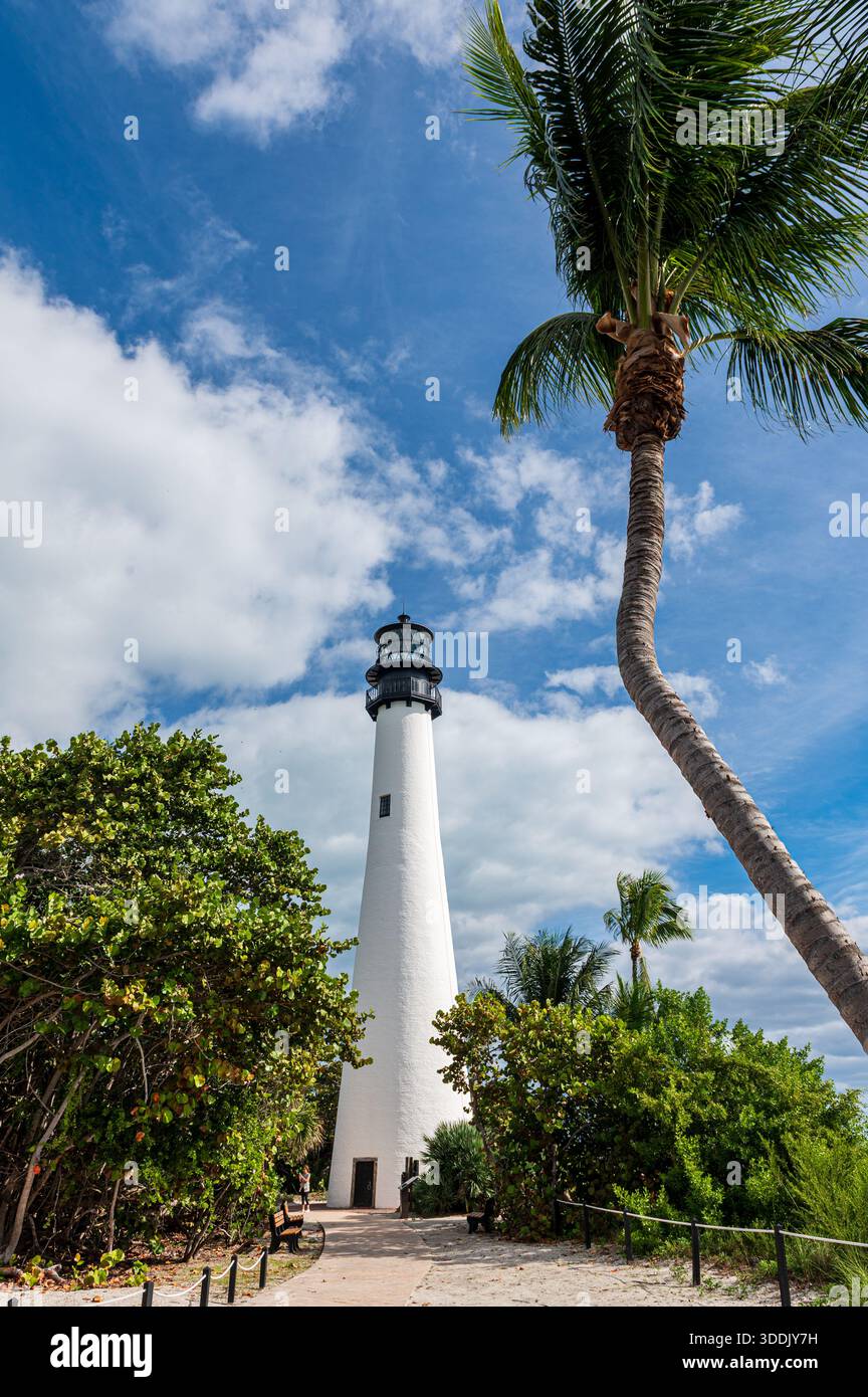 Alter Leuchtturm von Cape Florida an einem sonnigen Tag, eine Palme im Vordergrund, Key Biscayne, Florida Stockfoto