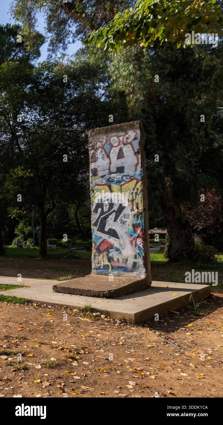 Ein 9:16 Porträt des Checkpoint Memorial (bekannt als PostBllok) in Tirana, Albanien Stockfoto