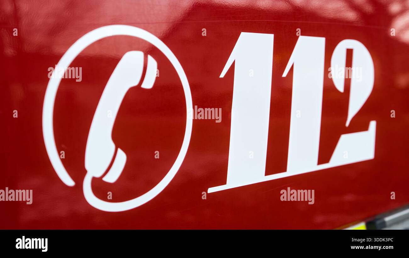 Notrufsymbol für 112 auf rotem Hintergrund, mit einem Piktogramm des Telefonhörers, das auf dringende Hilfe hinweist. Stockfoto
