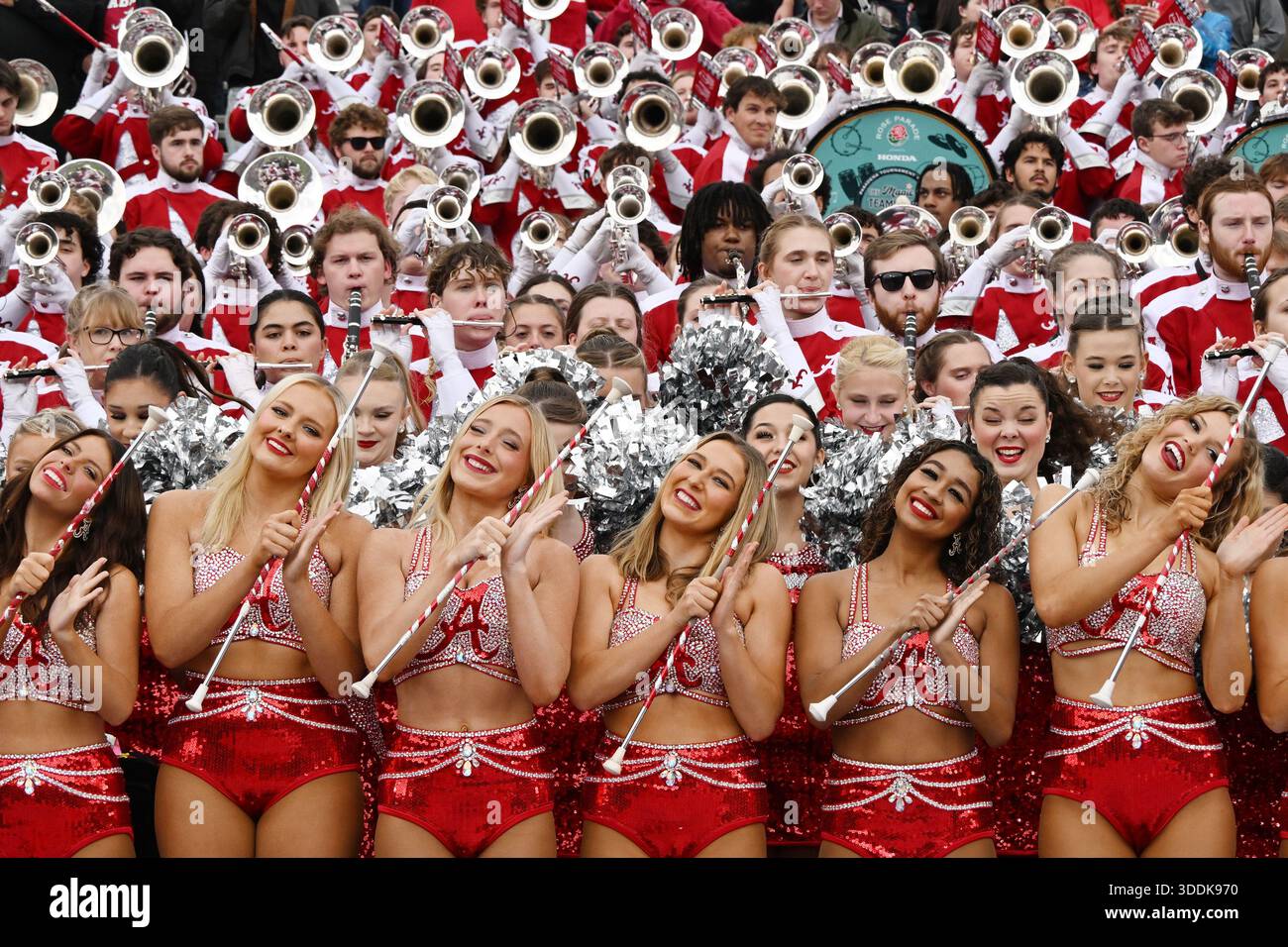 Pasadena, Usa. Januar 2026. Die Million Dollar Band der University of Alabama und die Crimsonettes, ein Majorette-Team, bereiten sich auf den Start des Rose Bowl College Football Playoff-Spiels gegen die Indiana Hoosiers im Rose Bowl in Pasadena, Kalifornien, am Donnerstag, den 1. Januar 2026 vor. Foto: Jon SooHoo/UPI Credit: UPI/Alamy Live News Stockfoto