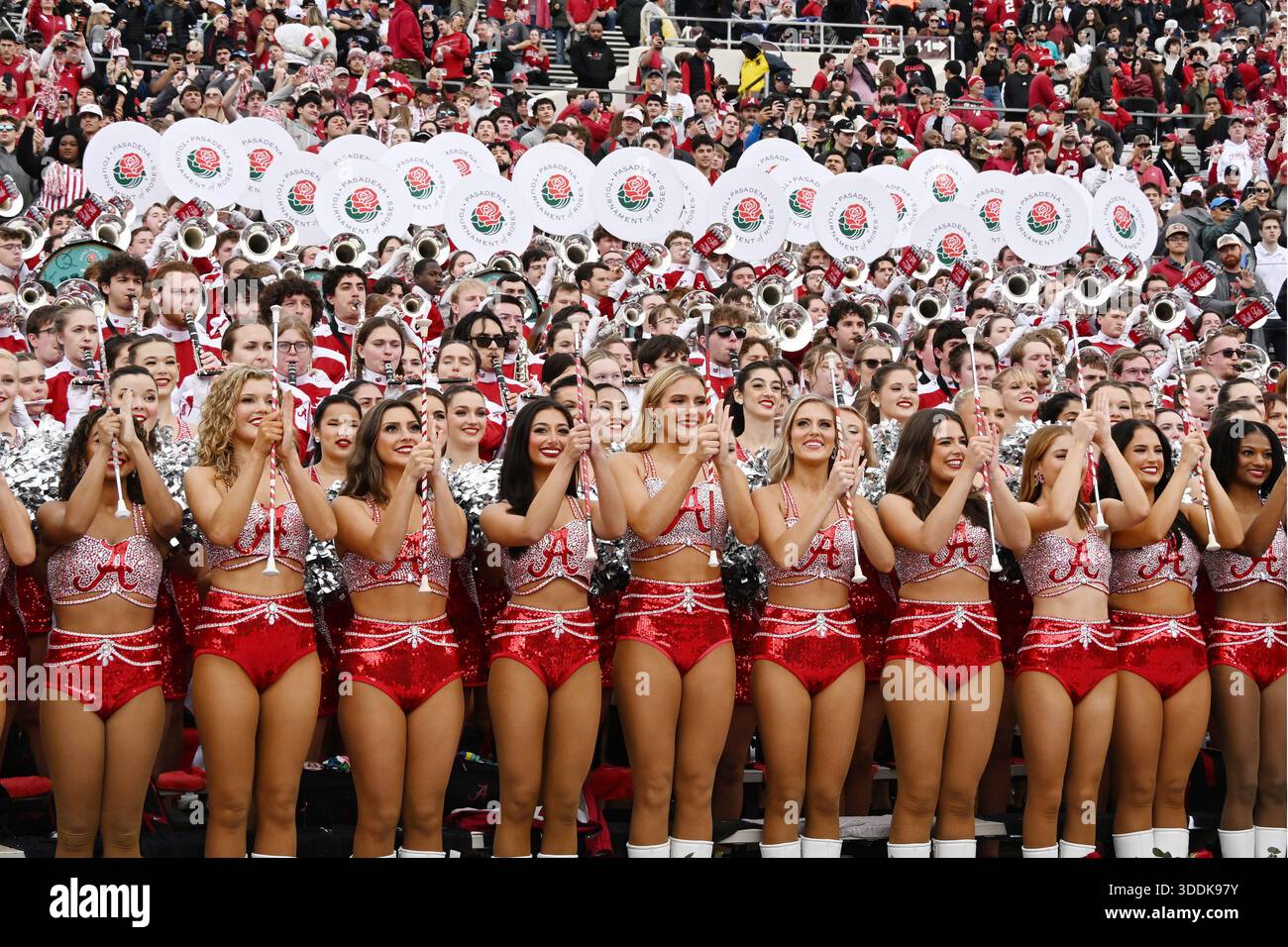 Pasadena, Usa. Januar 2026. Die Million Dollar Band der University of Alabama und die Crimsonettes, ein Majorette-Team, bereiten sich auf den Start des Rose Bowl College Football Playoff-Spiels gegen die Indiana Hoosiers im Rose Bowl in Pasadena, Kalifornien, am Donnerstag, den 1. Januar 2026 vor. Foto: Jon SooHoo/UPI Credit: UPI/Alamy Live News Stockfoto