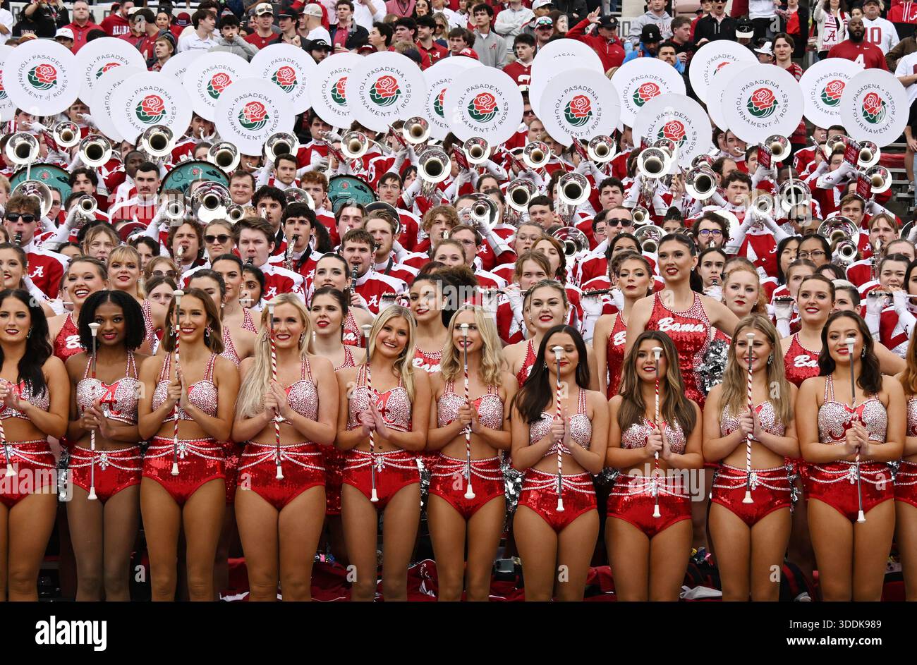 Pasadena, Usa. Januar 2026. Die Million Dollar Band der University of Alabama und die Crimsonettes, ein Majorette-Team, bereiten sich auf den Start des Rose Bowl College Football Playoff-Spiels gegen die Indiana Hoosiers im Rose Bowl in Pasadena, Kalifornien, am Donnerstag, den 1. Januar 2026 vor. Foto: Jon SooHoo/UPI Credit: UPI/Alamy Live News Stockfoto