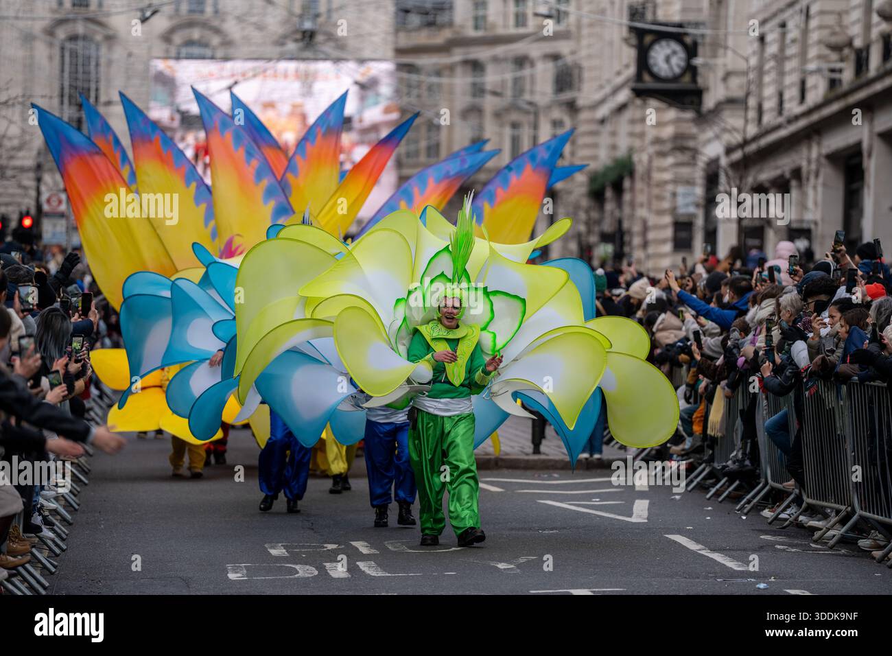 Darsteller bei der London New Years Parade 2026 am 1. Januar 2026 in London, Großbritannien. Heute ist der erste Tag des Jahres 2026 und in London findet die jährliche London Parade statt, um das neue Jahr zu feiern. (Foto von Vernon Yuen/Nexpher Images) Stockfoto