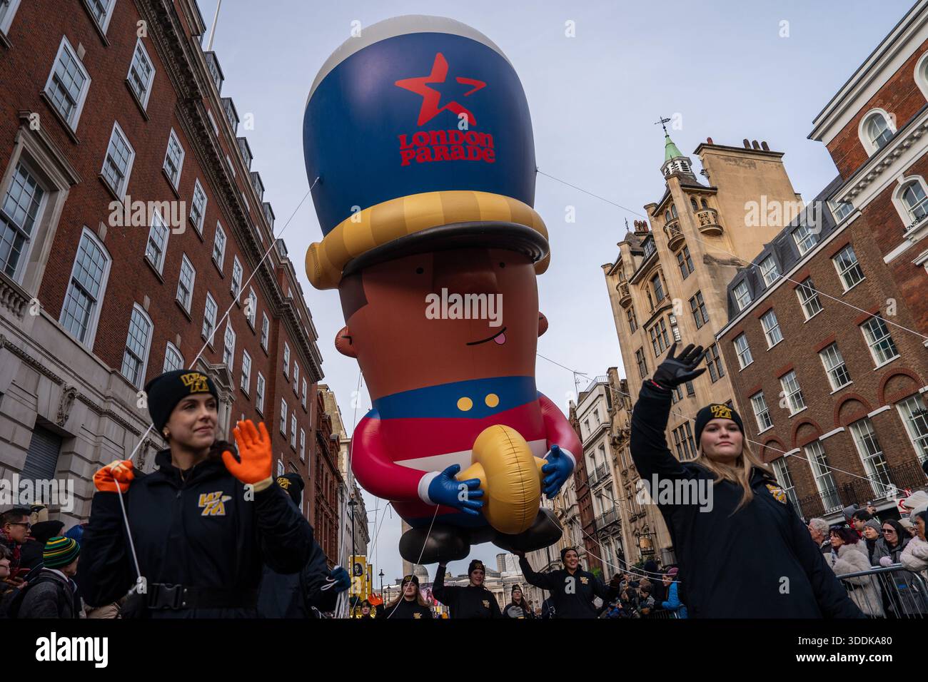 Darsteller bei der London New Years Parade 2026 am 1. Januar 2026 in London, Großbritannien. Heute ist der erste Tag des Jahres 2026 und in London findet die jährliche London Parade statt, um das neue Jahr zu feiern. (Foto von Vernon Yuen/Nexpher Images) Stockfoto