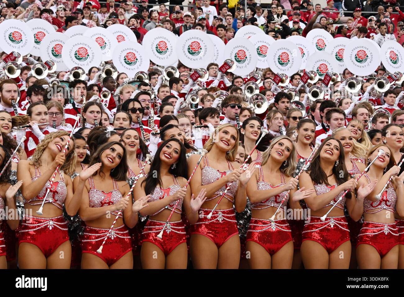 Pasadena, Usa. Januar 2026. Die Million Dollar Band der University of Alabama und die Crimsonettes, ein Majorette-Team, bereiten sich auf den Start des Rose Bowl College Football Playoff-Spiels gegen die Indiana Hoosiers im Rose Bowl in Pasadena, Kalifornien, am Donnerstag, den 1. Januar 2026 vor. Foto: Jon SooHoo/UPI Credit: UPI/Alamy Live News Stockfoto