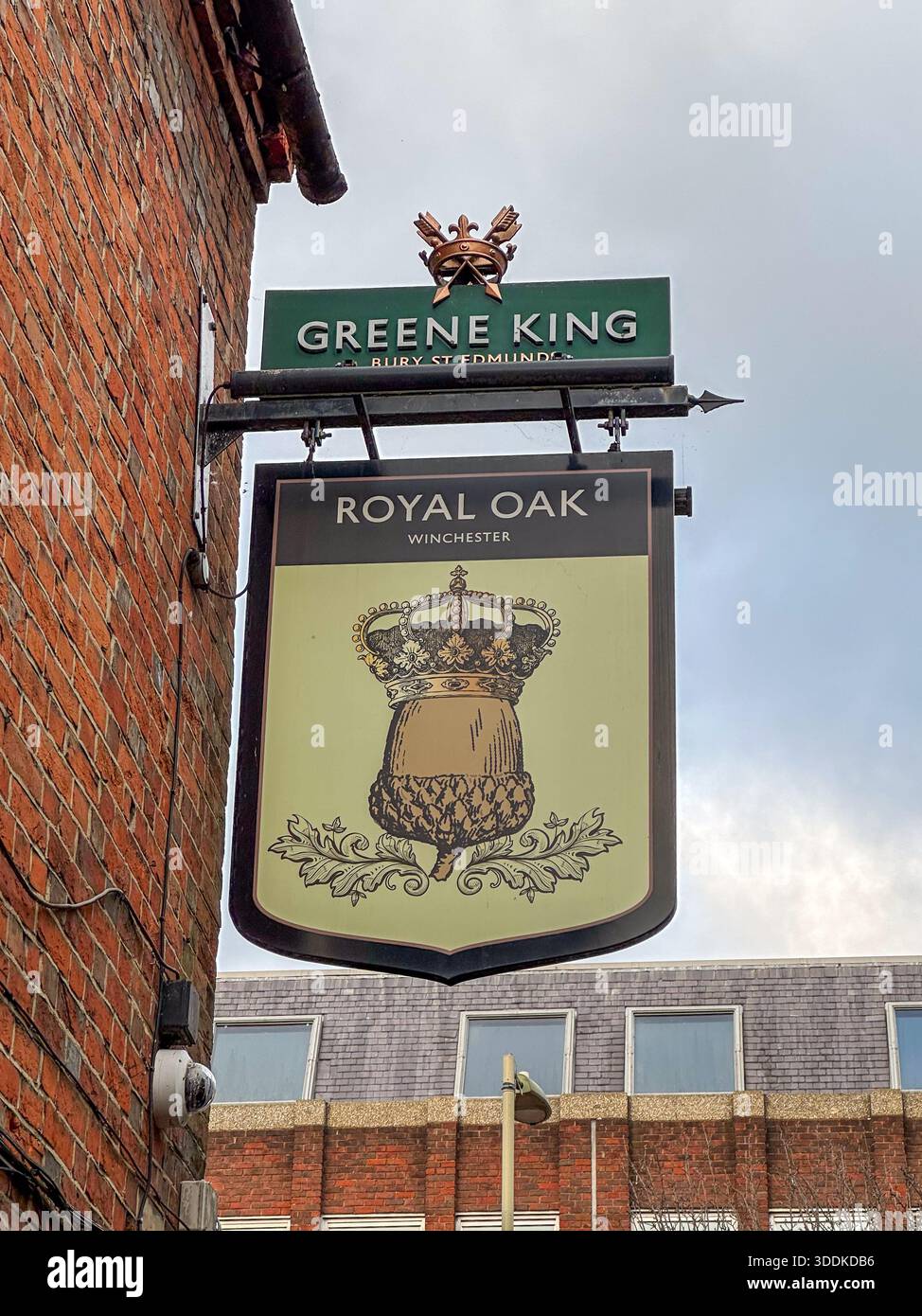 Greene King Royal Oak Pub Schild hängt an einer Backsteinwand in Winchester, Hampshire, England, Großbritannien - Smartphone-aufgenommenes Stockfoto
