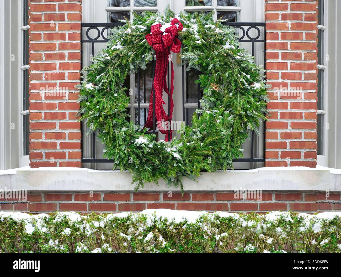 Fenster kranz -Fotos und -Bildmaterial in hoher Auflösung – Alamy