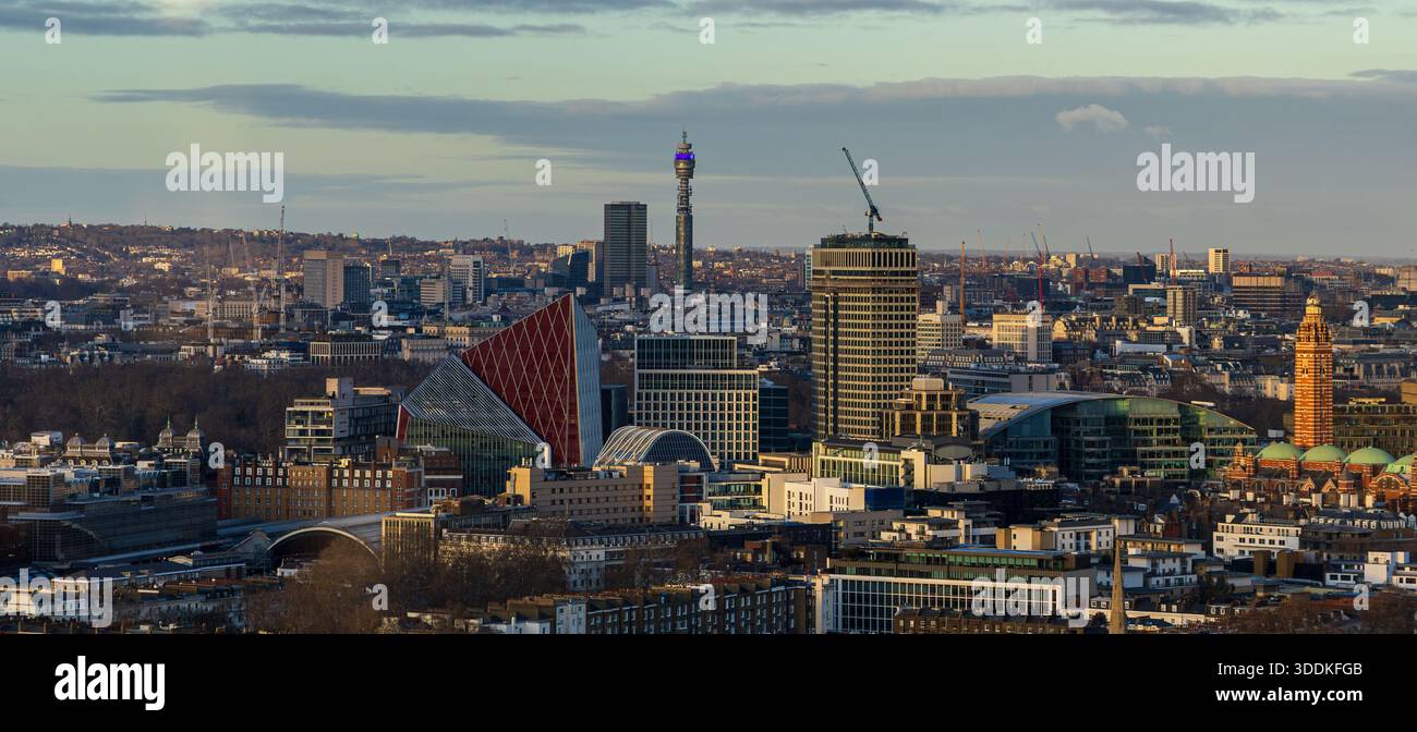 Panoramablick auf die Skyline im Zentrum Londons mit BT Tower, Hochhäusern und moderner Architektur unter teilweise bewölktem Himmel Stockfoto