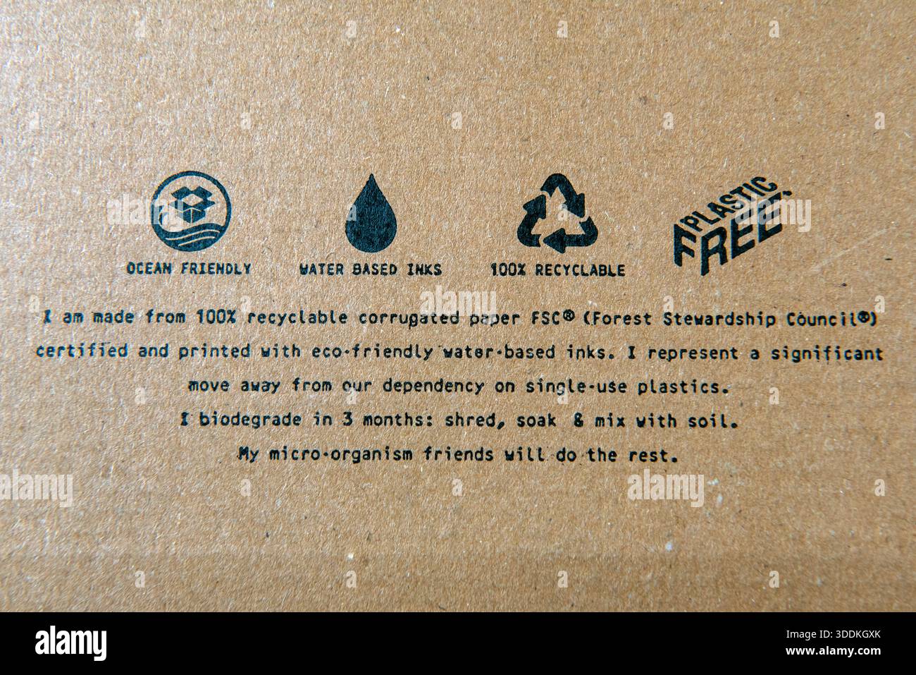 Symbole aus recyceltem und recycelbarem Wellkarton auf der Verpackung Stockfoto