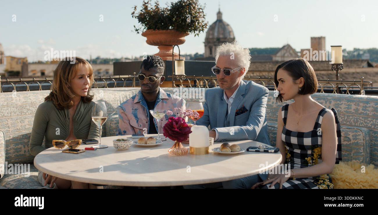 ERSCHEINUNGSDATUM: 18. Dezember 2025 TITEL: Emily in Paris - Staffel 5 STUDIO: Netflix CREATOR: Darren Star PLOT: Emily hat Paris im Sturm erobert und hat die Aufgabe, ein Büro in Rom zu eröffnen. HAUPTROLLE: (L-R) PHILIPPINE LEROY-BEAULIEU, SAMUEL ARNOLD, BRUNO GOUERY, LILY COLLINS NUR REDAKTIONELLE VERWENDUNG! Nicht für kommerzielle ZWECKE! Stockfoto