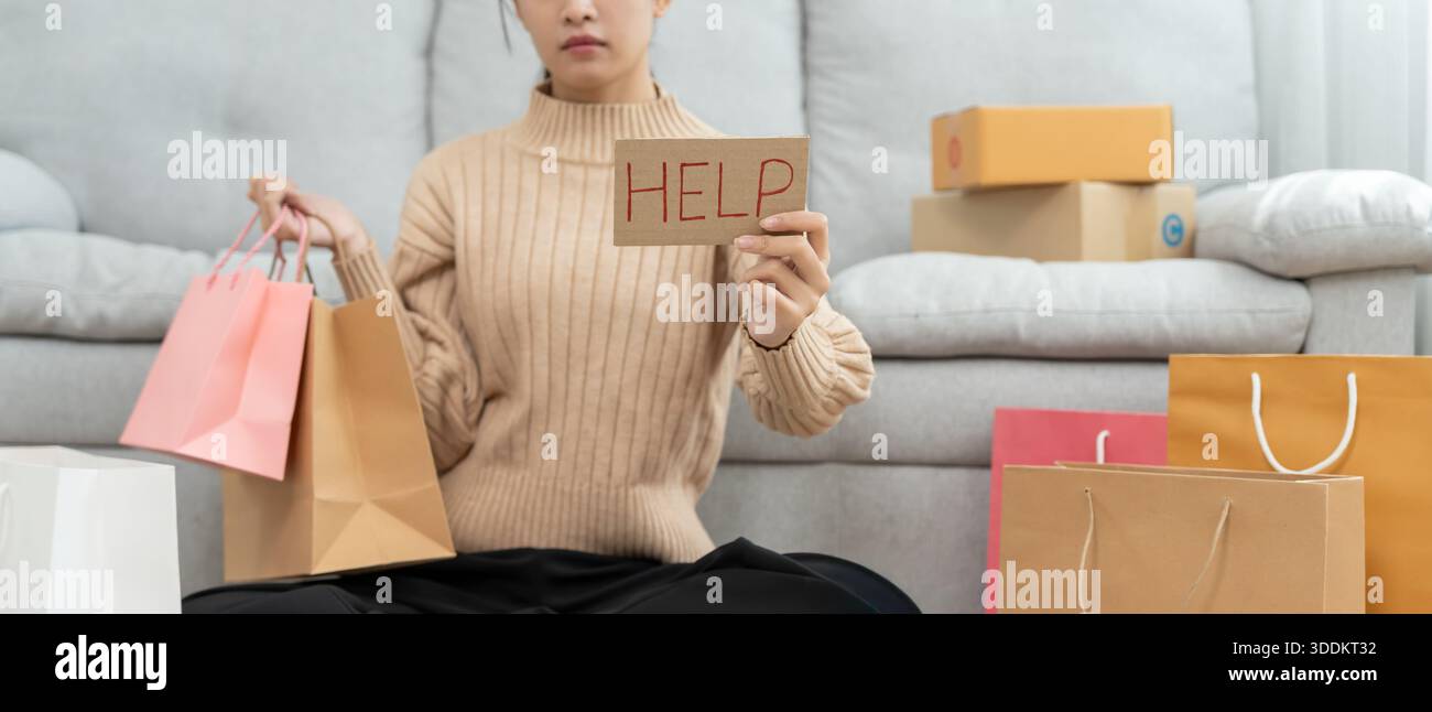 Gestresste und Kopfschmerzen Frau mit großen Rechnungen oder Rechnungen, kein Geld für Ausgaben und Kreditkartenschulden. Knappheit, Finanzproblem, Konkurs, Mo Stockfoto