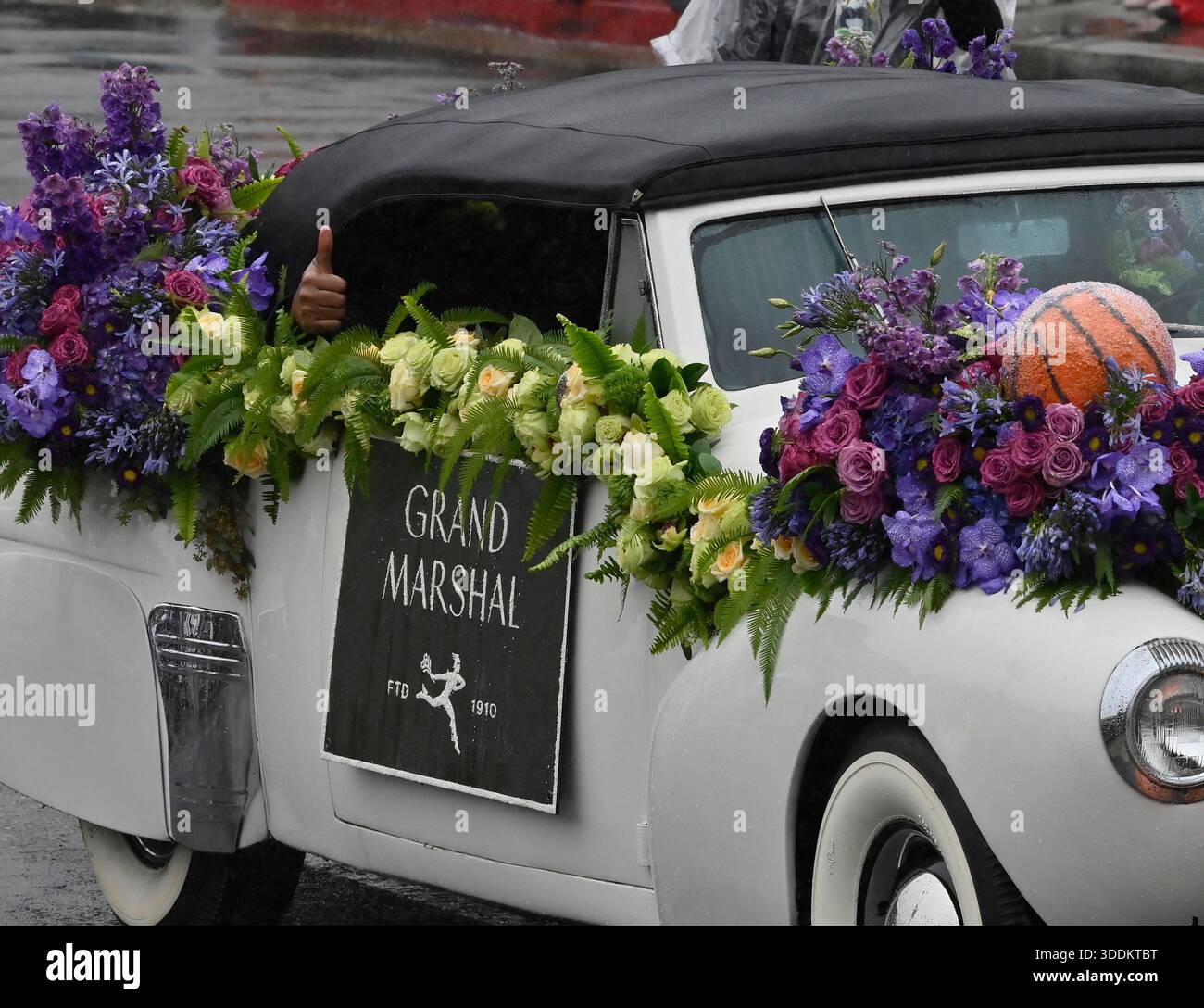 Pasadena, Usa. Januar 2026. Grand Marshal Earvin 'Magic' Johnson gibt sich den Daumen hoch aus dem geschützten Komfort eines Cabrios mit geschlossenem Dach, als ein starker Sturm Südkalifornien während der 137. Jährlichen Tournament of Roses Parade am Donnerstag, 1. Januar 2026, in Pasadena, Kalifornien, durchtränkt hat. Foto: Jim Ruymen/UPI Credit: UPI/Alamy Live News Stockfoto
