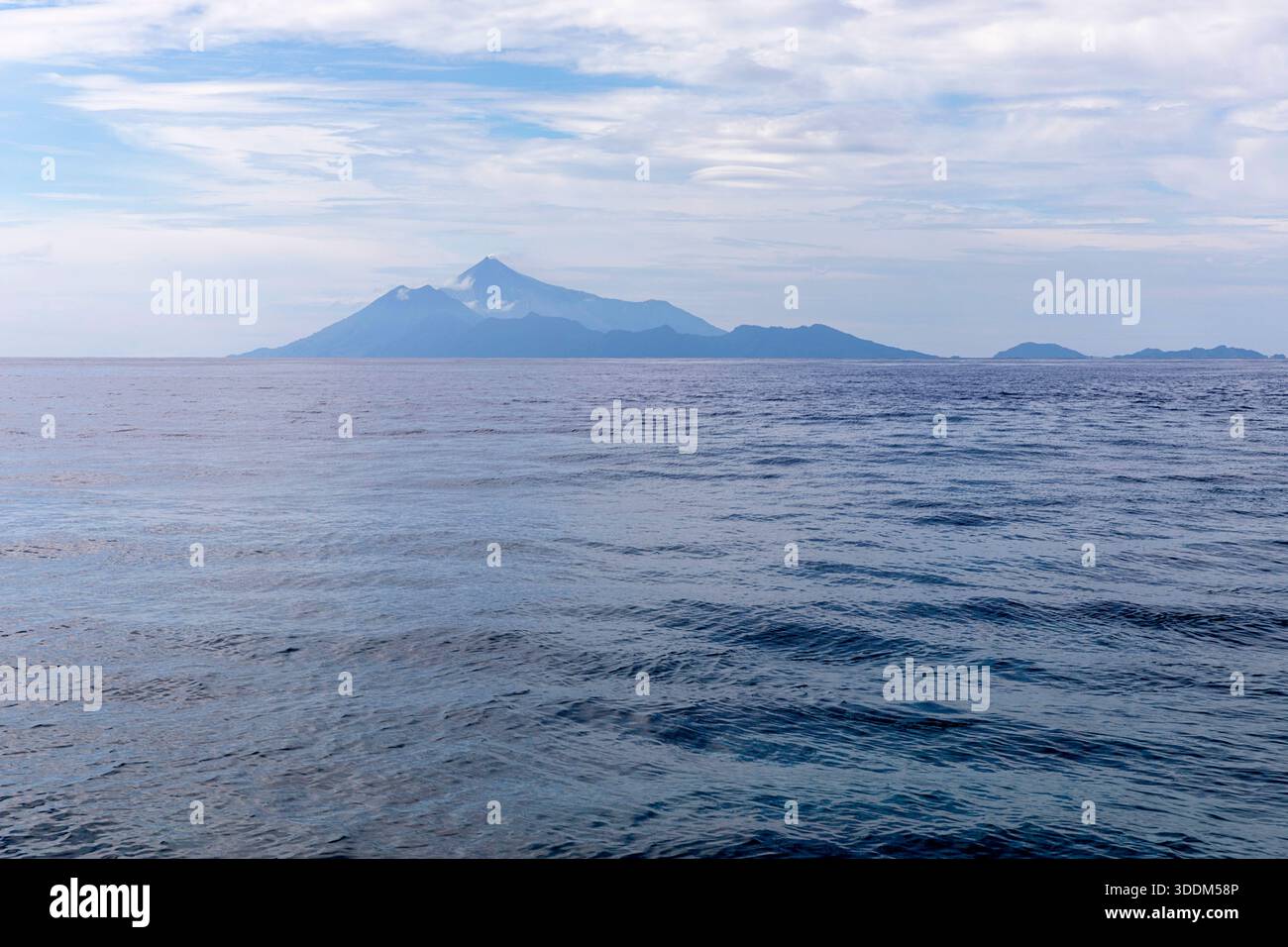 Vulkanische Insel Siau am Meereshorizont nördlich von Sulawesi in Indonesien Stockfoto