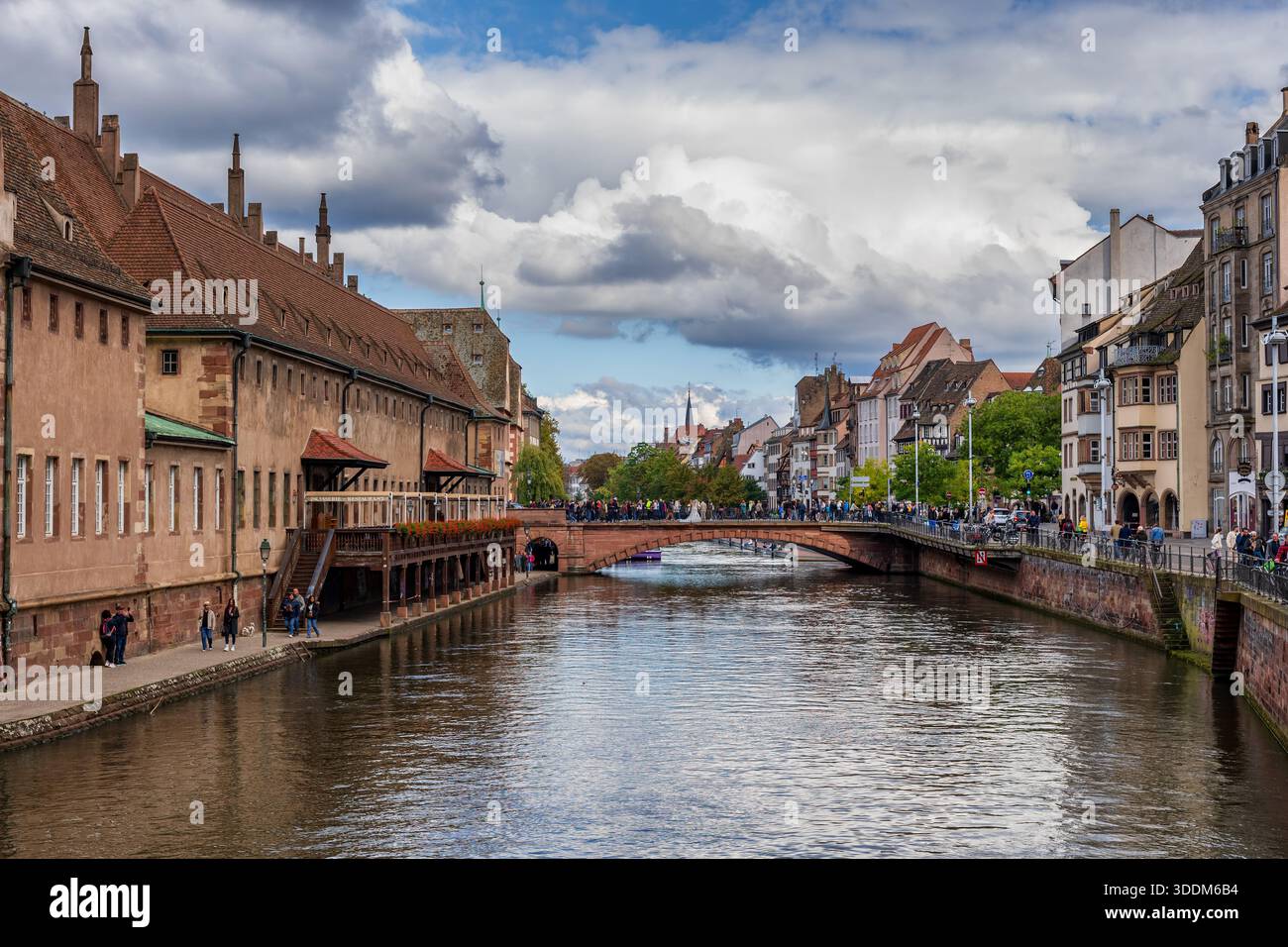 Historische Skyline der Altstadt am Fluss Ill mit Pont du Corbeau in Straßburg, Elsass, Grand Est, Frankreich. Stockfoto