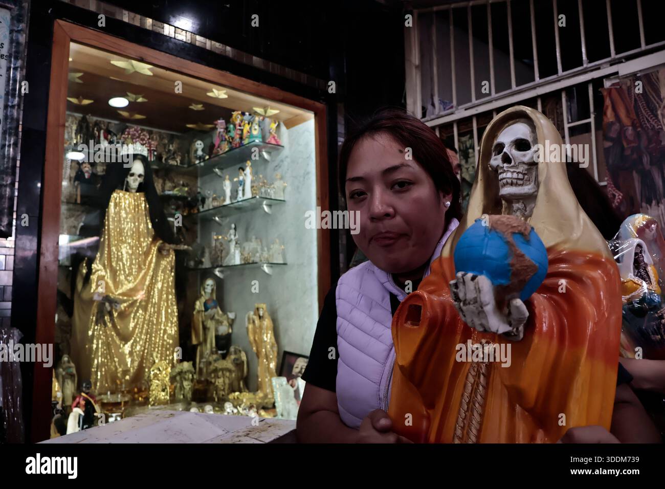 Tausende von Gläubigen von Santa Muerte strömen in das Viertel Tepito im Stadtteil Cuauhtémoc von Mexiko-Stadt, um das neue Jahr 2026 zu beginnen, indem sie sich bedanken und die „Weiße Dame“ bitten, sie vor allem Bösen zu schützen und ihnen Gesundheit, Wohlstand und Beschäftigung zu gewähren. Dieser Altar ist der wichtigste im Land, weil er der erste war, der öffentlich zugänglich gemacht wurde. Der Besitzer und Beschützer dieses Altars ist Enriqueta Romero, besser bekannt als "Doña Queta". Der mexikanische glaube an den Tod hat prähispanische Wurzeln und stammt nicht aus Gefängnissen oder Drogenhandel, wie oft angenommen wird. Aber diese Hingabe hat es getan Stockfoto