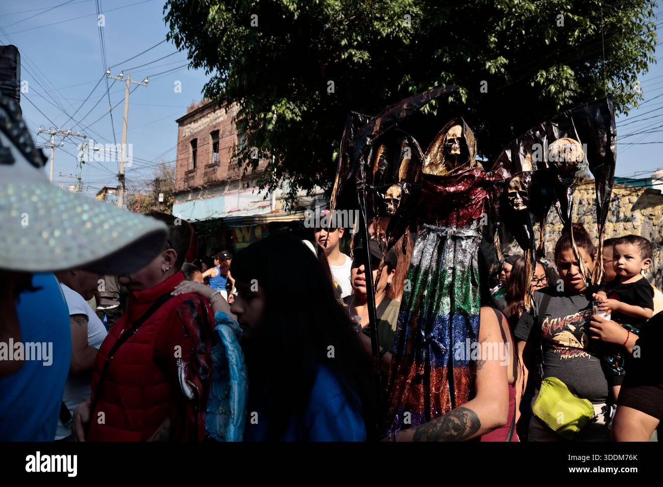Tausende von Gläubigen von Santa Muerte strömen in das Viertel Tepito im Stadtteil Cuauhtémoc von Mexiko-Stadt, um das neue Jahr 2026 zu beginnen, indem sie sich bedanken und die „Weiße Dame“ bitten, sie vor allem Bösen zu schützen und ihnen Gesundheit, Wohlstand und Beschäftigung zu gewähren. Dieser Altar ist der wichtigste im Land, weil er der erste war, der öffentlich zugänglich gemacht wurde. Der Besitzer und Beschützer dieses Altars ist Enriqueta Romero, besser bekannt als "Doña Queta". Der mexikanische glaube an den Tod hat prähispanische Wurzeln und stammt nicht aus Gefängnissen oder Drogenhandel, wie oft angenommen wird. Aber diese Hingabe hat es getan Stockfoto