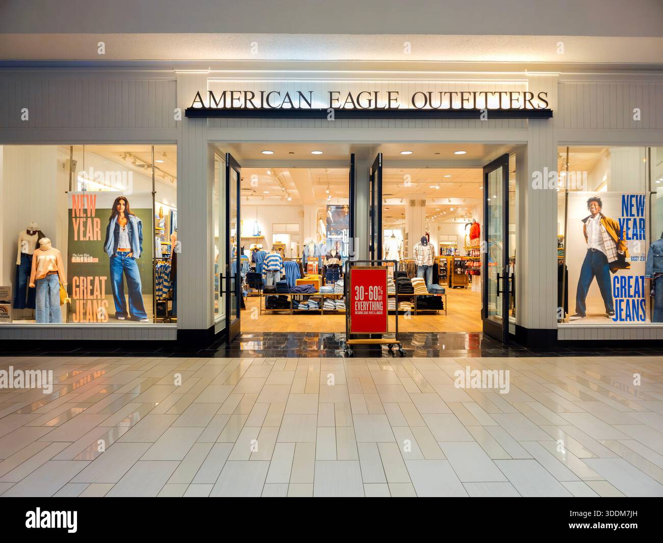 New Hartford, NY - 28. Dezember 2025: Einkaufszentrum American Eagle Outfitters mit Werbeschildern, Denim-Motiven und saisonalen Rabatten Stockfoto