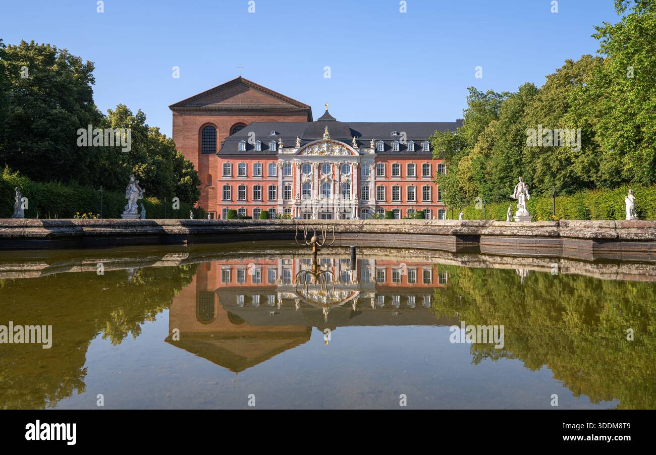 Treves, Deutschland - 26. Juni 2024: Schloss Treves mit Wasserspiegelung am 26. Juni 2024 in Rheinland-Pfalz Stockfoto