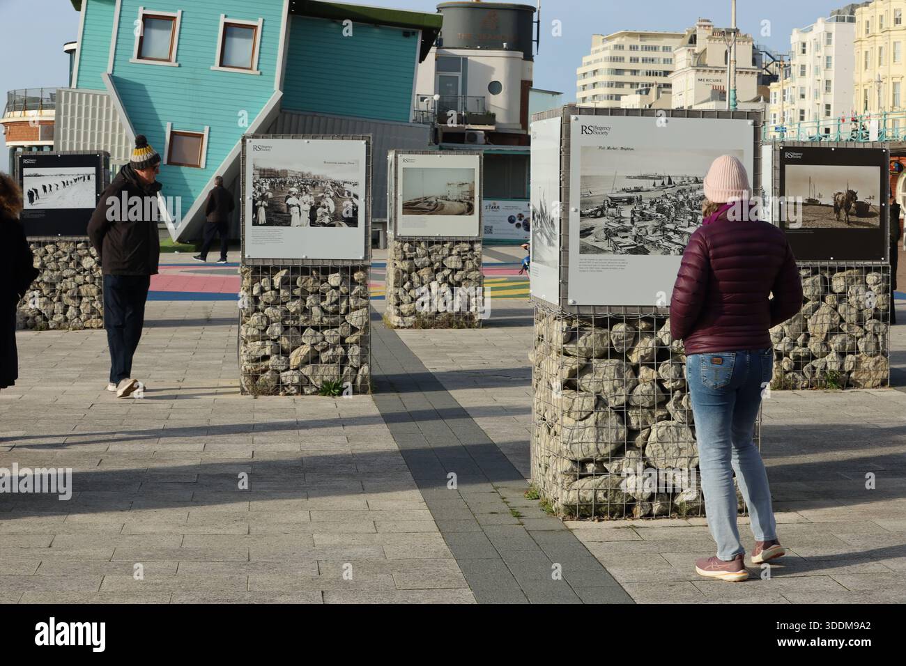 Brighton, Vereinigtes Königreich: In der Stadt wurde eine neue Freiluftausstellung mit historischen Fotografien von Brighton und Hove eröffnet. Die Ausstellung wurde von der Regency Society kuratiert, die Brightons architektonisches und kulturelles Erbe zelebriert und schützt. Sie zeigt Bilder aus dem umfangreichen Archiv mit mehr als 7.500 Fotografien. Die Ausstellung stammt aus der James Gray Collection und umfasst Bilder aus den Jahren 1850 bis 1943, die die Gesellschaft als Brightons „lebendige und sich ständig verändernde Geschichte“ beschreibt. Die Fotografien bieten einen Einblick in die Vergangenheit der Stadt und halten den Alltag fest Stockfoto