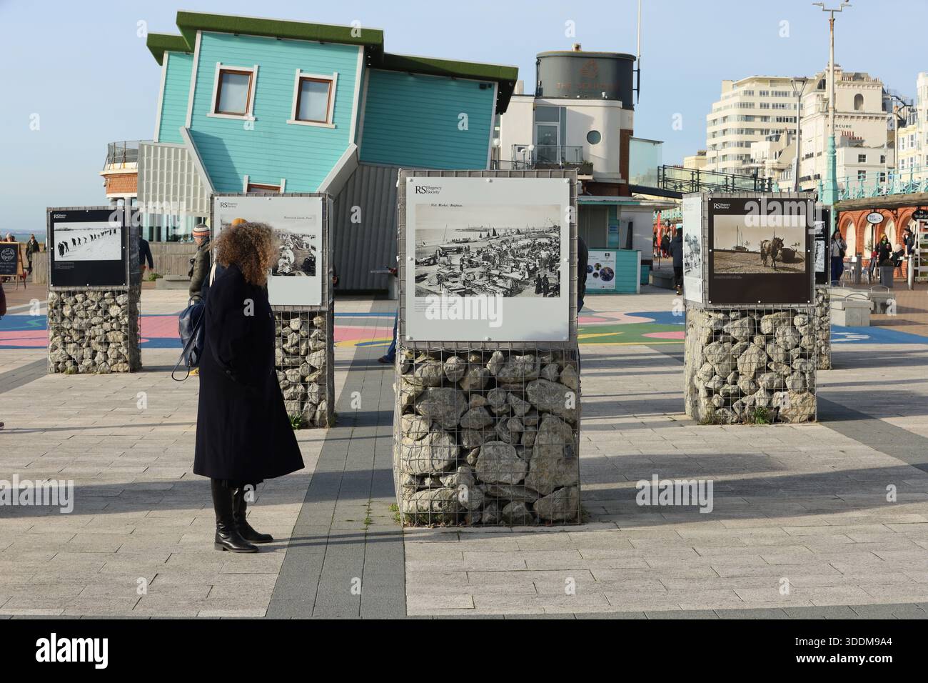Brighton, Vereinigtes Königreich: In der Stadt wurde eine neue Freiluftausstellung mit historischen Fotografien von Brighton und Hove eröffnet. Die Ausstellung wurde von der Regency Society kuratiert, die Brightons architektonisches und kulturelles Erbe zelebriert und schützt. Sie zeigt Bilder aus dem umfangreichen Archiv mit mehr als 7.500 Fotografien. Die Ausstellung stammt aus der James Gray Collection und umfasst Bilder aus den Jahren 1850 bis 1943, die die Gesellschaft als Brightons „lebendige und sich ständig verändernde Geschichte“ beschreibt. Die Fotografien bieten einen Einblick in die Vergangenheit der Stadt und halten den Alltag fest Stockfoto
