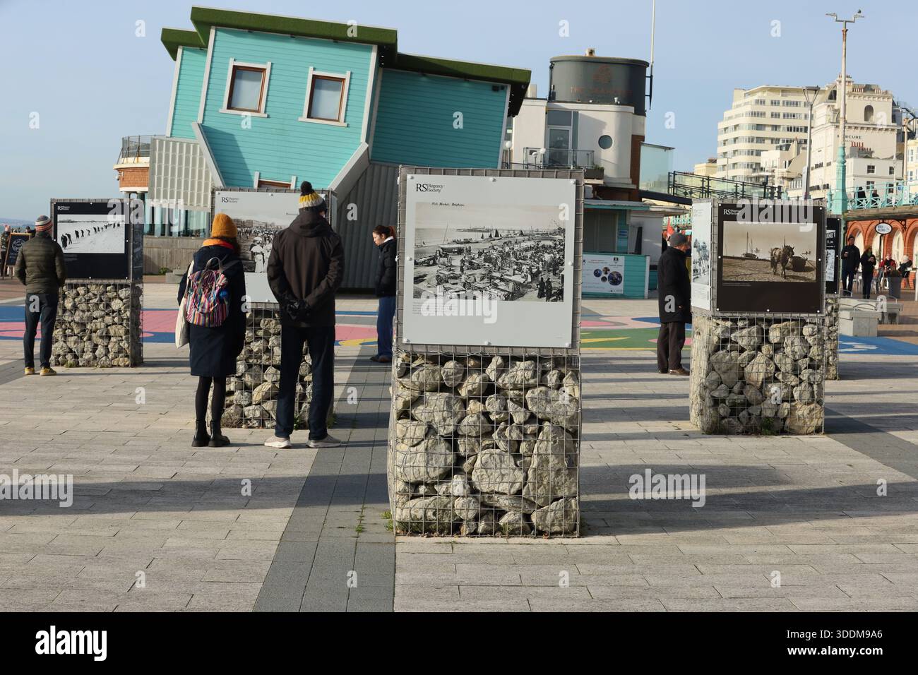 Brighton, Vereinigtes Königreich: In der Stadt wurde eine neue Freiluftausstellung mit historischen Fotografien von Brighton und Hove eröffnet. Die Ausstellung wurde von der Regency Society kuratiert, die Brightons architektonisches und kulturelles Erbe zelebriert und schützt. Sie zeigt Bilder aus dem umfangreichen Archiv mit mehr als 7.500 Fotografien. Die Ausstellung stammt aus der James Gray Collection und umfasst Bilder aus den Jahren 1850 bis 1943, die die Gesellschaft als Brightons „lebendige und sich ständig verändernde Geschichte“ beschreibt. Die Fotografien bieten einen Einblick in die Vergangenheit der Stadt und halten den Alltag fest Stockfoto