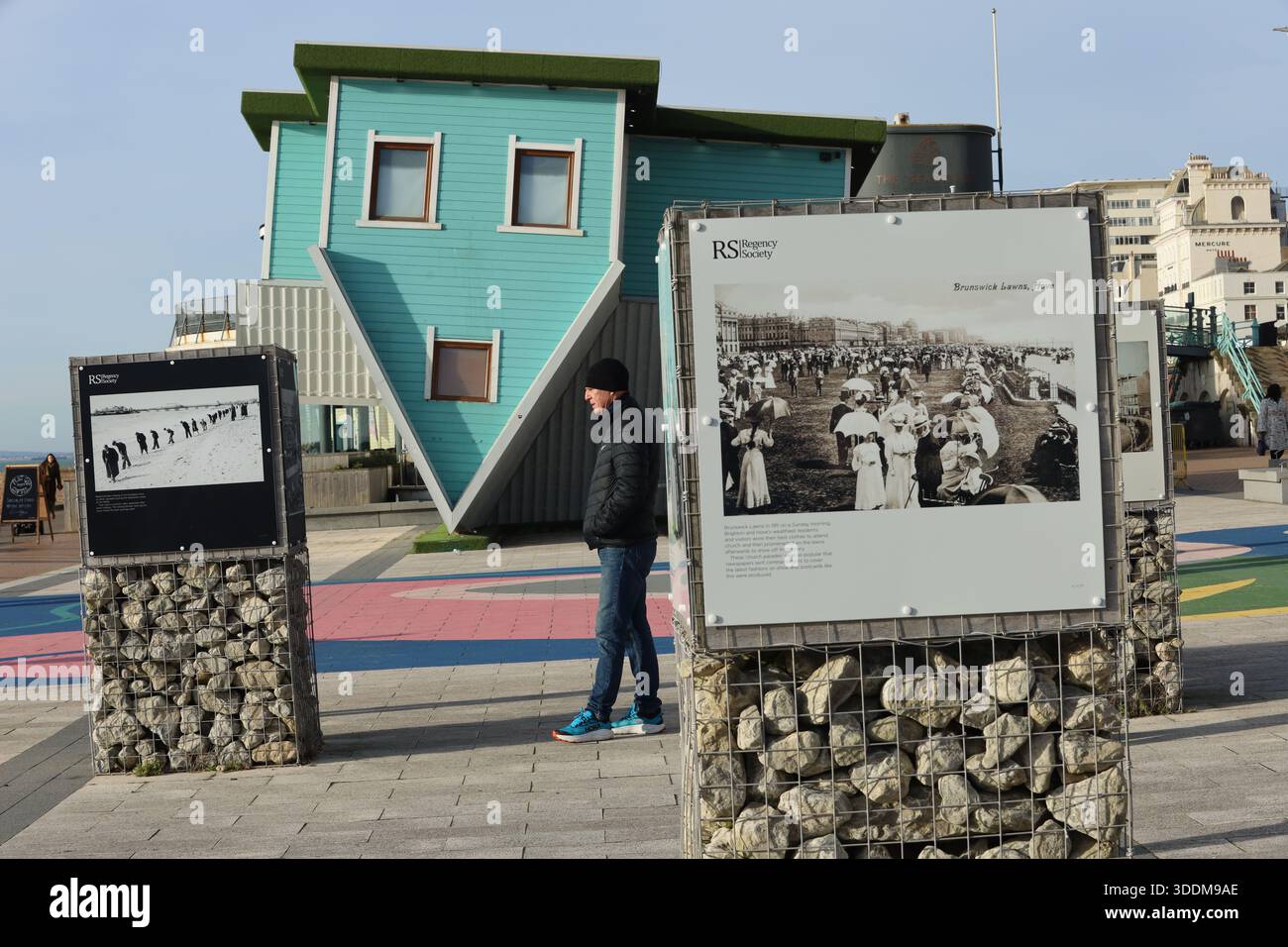 Brighton, Vereinigtes Königreich: In der Stadt wurde eine neue Freiluftausstellung mit historischen Fotografien von Brighton und Hove eröffnet. Die Ausstellung wurde von der Regency Society kuratiert, die Brightons architektonisches und kulturelles Erbe zelebriert und schützt. Sie zeigt Bilder aus dem umfangreichen Archiv mit mehr als 7.500 Fotografien. Die Ausstellung stammt aus der James Gray Collection und umfasst Bilder aus den Jahren 1850 bis 1943, die die Gesellschaft als Brightons „lebendige und sich ständig verändernde Geschichte“ beschreibt. Die Fotografien bieten einen Einblick in die Vergangenheit der Stadt und halten den Alltag fest Stockfoto