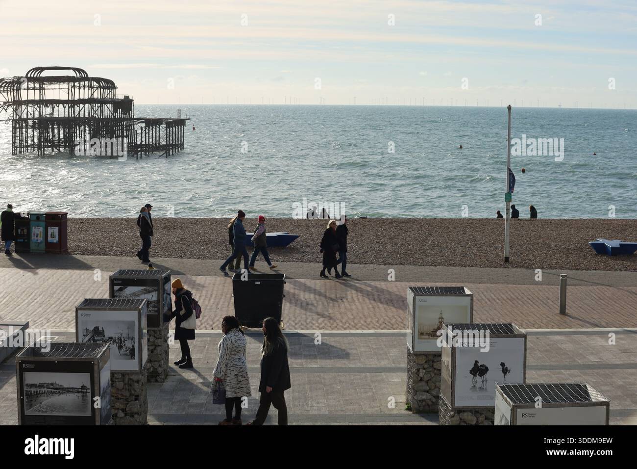 Brighton, Vereinigtes Königreich: In der Stadt wurde eine neue Freiluftausstellung mit historischen Fotografien von Brighton und Hove eröffnet. Die Ausstellung wurde von der Regency Society kuratiert, die Brightons architektonisches und kulturelles Erbe zelebriert und schützt. Sie zeigt Bilder aus dem umfangreichen Archiv mit mehr als 7.500 Fotografien. Die Ausstellung stammt aus der James Gray Collection und umfasst Bilder aus den Jahren 1850 bis 1943, die die Gesellschaft als Brightons „lebendige und sich ständig verändernde Geschichte“ beschreibt. Die Fotografien bieten einen Einblick in die Vergangenheit der Stadt und halten den Alltag fest Stockfoto