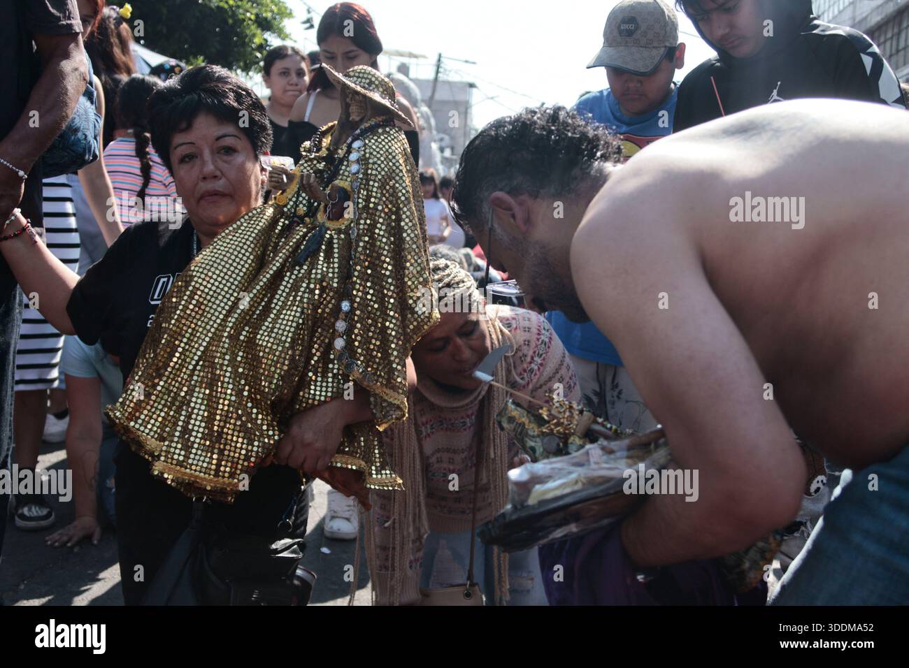 Tausende von Gläubigen von Santa Muerte strömen in das Viertel Tepito im Stadtteil Cuauhtémoc von Mexiko-Stadt, um das neue Jahr 2026 zu beginnen, indem sie sich bedanken und die „Weiße Dame“ bitten, sie vor allem Bösen zu schützen und ihnen Gesundheit, Wohlstand und Beschäftigung zu gewähren. Dieser Altar ist der wichtigste im Land, weil er der erste war, der öffentlich zugänglich gemacht wurde. Der Besitzer und Beschützer dieses Altars ist Enriqueta Romero, besser bekannt als "Doña Queta". Der mexikanische glaube an den Tod hat prähispanische Wurzeln und stammt nicht aus Gefängnissen oder Drogenhandel, wie oft angenommen wird. Aber diese Hingabe hat es getan Stockfoto