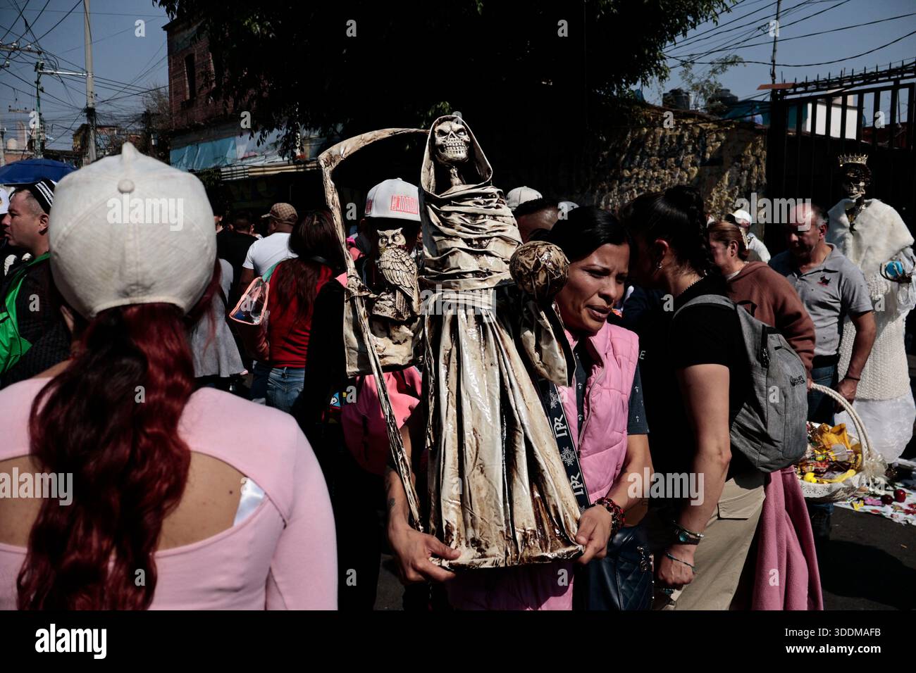 Tausende von Gläubigen von Santa Muerte strömen in das Viertel Tepito im Stadtteil Cuauhtémoc von Mexiko-Stadt, um das neue Jahr 2026 zu beginnen, indem sie sich bedanken und die „Weiße Dame“ bitten, sie vor allem Bösen zu schützen und ihnen Gesundheit, Wohlstand und Beschäftigung zu gewähren. Dieser Altar ist der wichtigste im Land, weil er der erste war, der öffentlich zugänglich gemacht wurde. Der Besitzer und Beschützer dieses Altars ist Enriqueta Romero, besser bekannt als "Doña Queta". Der mexikanische glaube an den Tod hat prähispanische Wurzeln und stammt nicht aus Gefängnissen oder Drogenhandel, wie oft angenommen wird. Aber diese Hingabe hat es getan Stockfoto