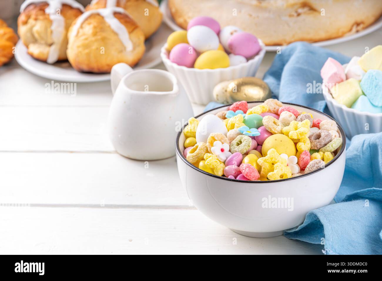 Frühstück osterhase Trail Mix. Bunte Frühstückszerealien und Flocken, mit Schokoladeneiern, Marshmallow, Zuckerstreuseln, Snacks. Süßes Haus Stockfoto