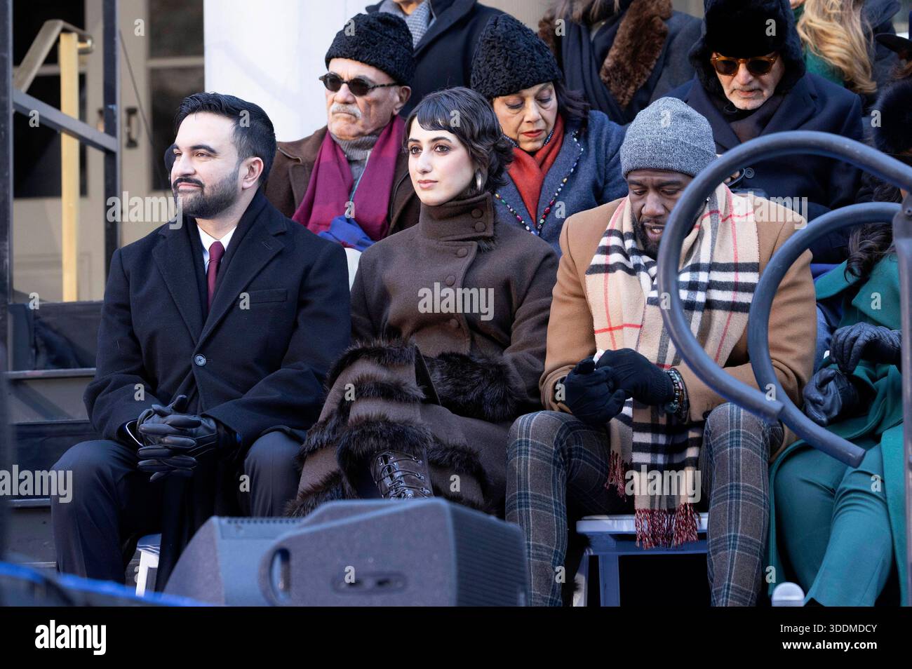 Zohran Mamdani mit Ehefrau Rama Duwaji und Jumaane Williams bei der Amtseinführung von Zohran Mamdani zum ersten muslimischen Bürgermeister von New York City in Rathaus. New York, 01.01.2026 *** Zohran Mamdani mit Ehefrau Rama Duwaji und Jumaane Williams bei der Einweihung von Zohran Mamdani als erster muslimischer Bürgermeister von New York City im Rathaus New York, 01 01 2026 Foto:XM.xCranex/xFuturexImagex mamdani 6117 Stockfoto