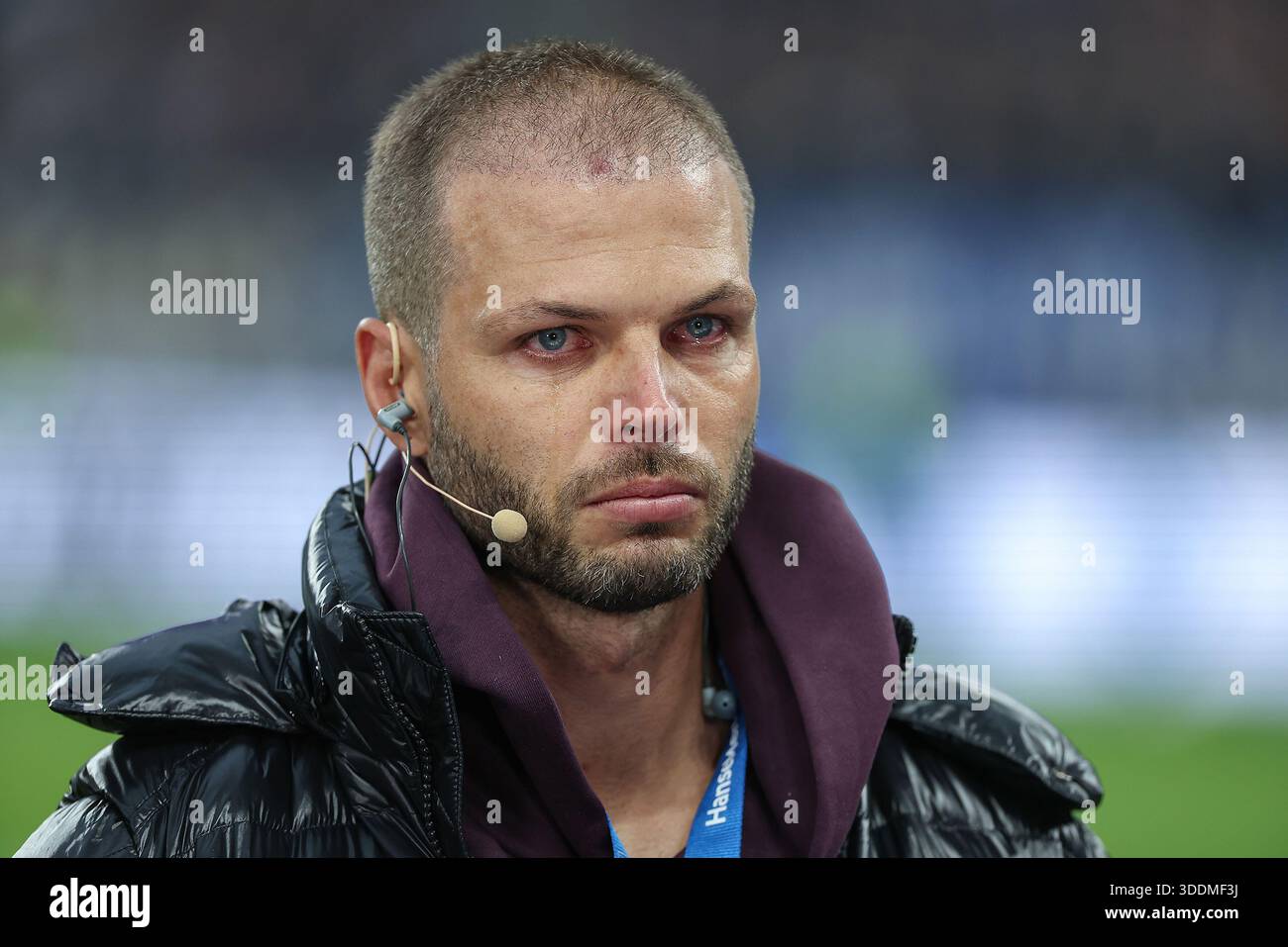 Dennis Diekmeier, der ehemalige HSV Fussballspieler am Rande vom Spiel -Hamburger SV - Borussia Dortmund- am 08.11.2025 im Volksparkstadion in Hamburg Stockfoto