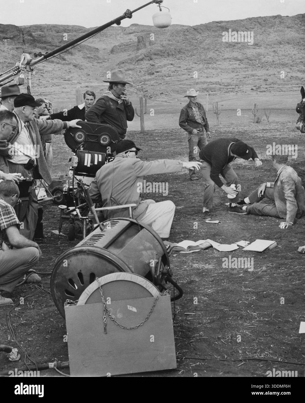JOHN WAYNE und JAMES STEWART filmen THE MAN WHO SHOT LIBERTY VALANCE 1962 Regisseur JOHN FORD Story DOROTHY M. JOHNSON Drehbuch JAMES WARNER BELLAH und WILLIS GOLDBECK Regisseur für Fotografie WILLIAM H. CLOTHIER John Ford Productions / Paramount Pictures Stockfoto