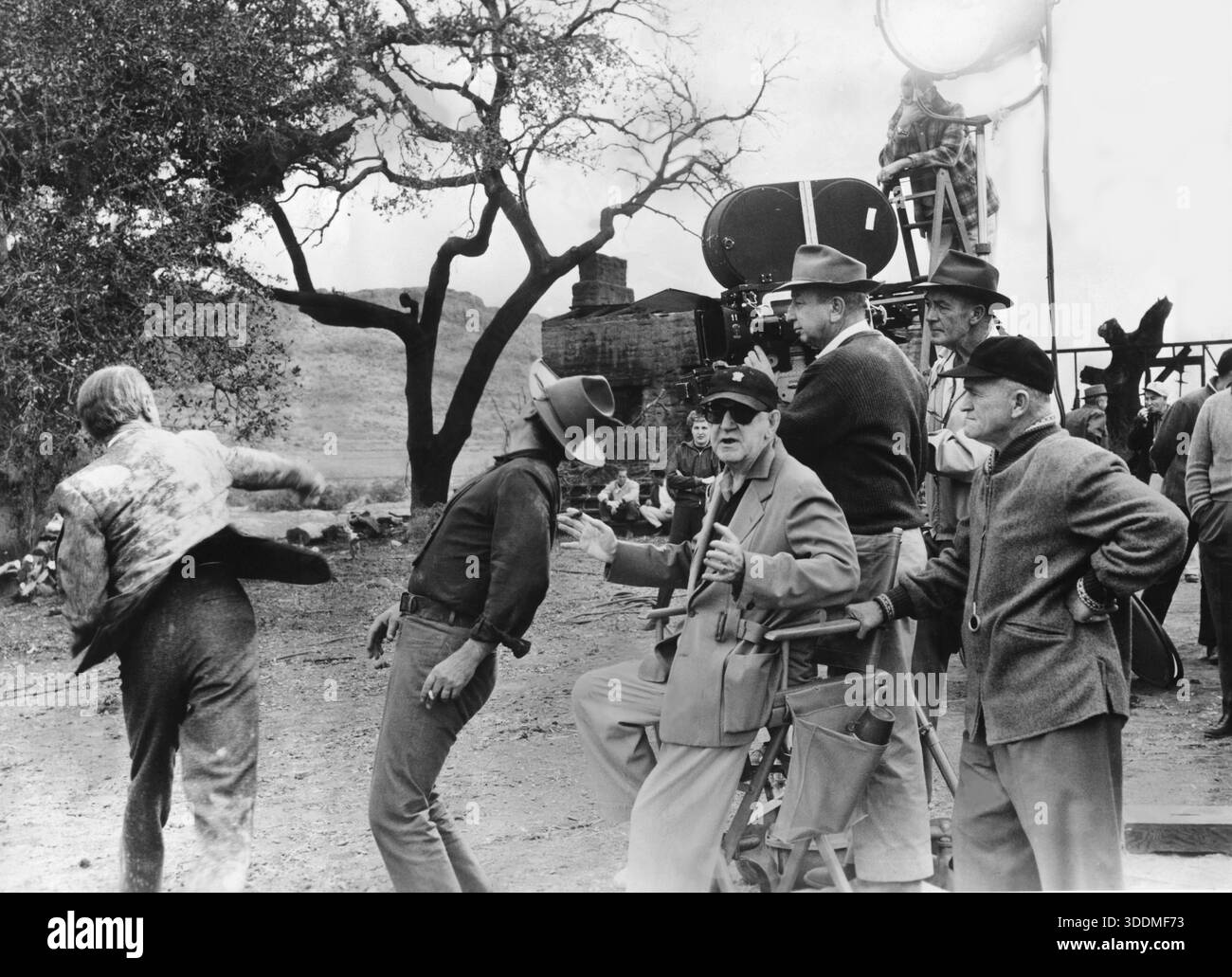 JOHN WAYNE und JAMES STEWART filmen THE MAN WHO SHOT LIBERTY VALANCE 1962 Regisseur JOHN FORD Story DOROTHY M. JOHNSON Drehbuch JAMES WARNER BELLAH und WILLIS GOLDBECK Regisseur für Fotografie WILLIAM H. CLOTHIER John Ford Productions / Paramount Pictures Stockfoto