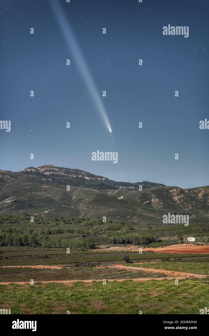 Nachtfotografie des interstellaren Kometen über den Bergen Stockfoto